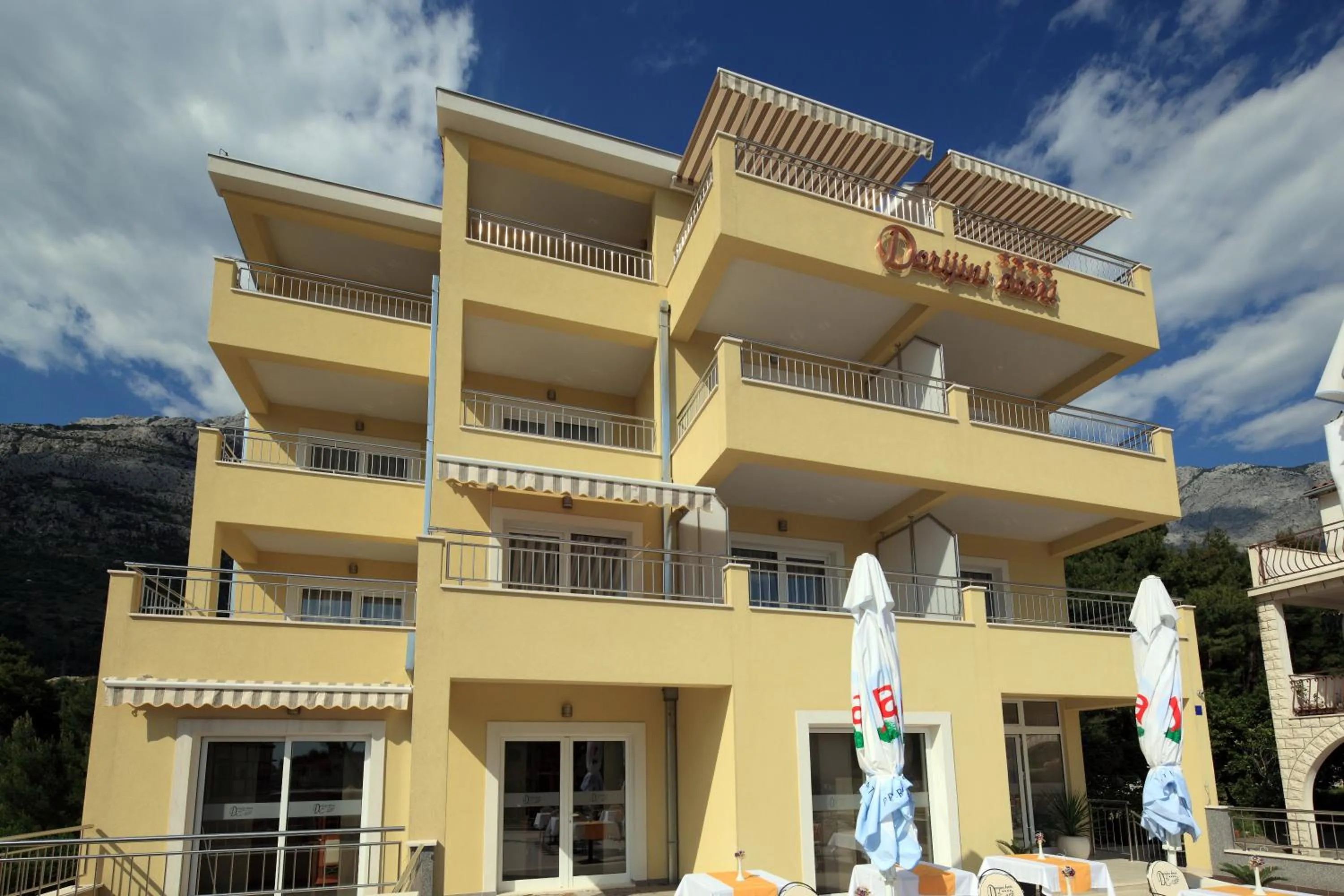 Facade/entrance in Dorijini Dvori