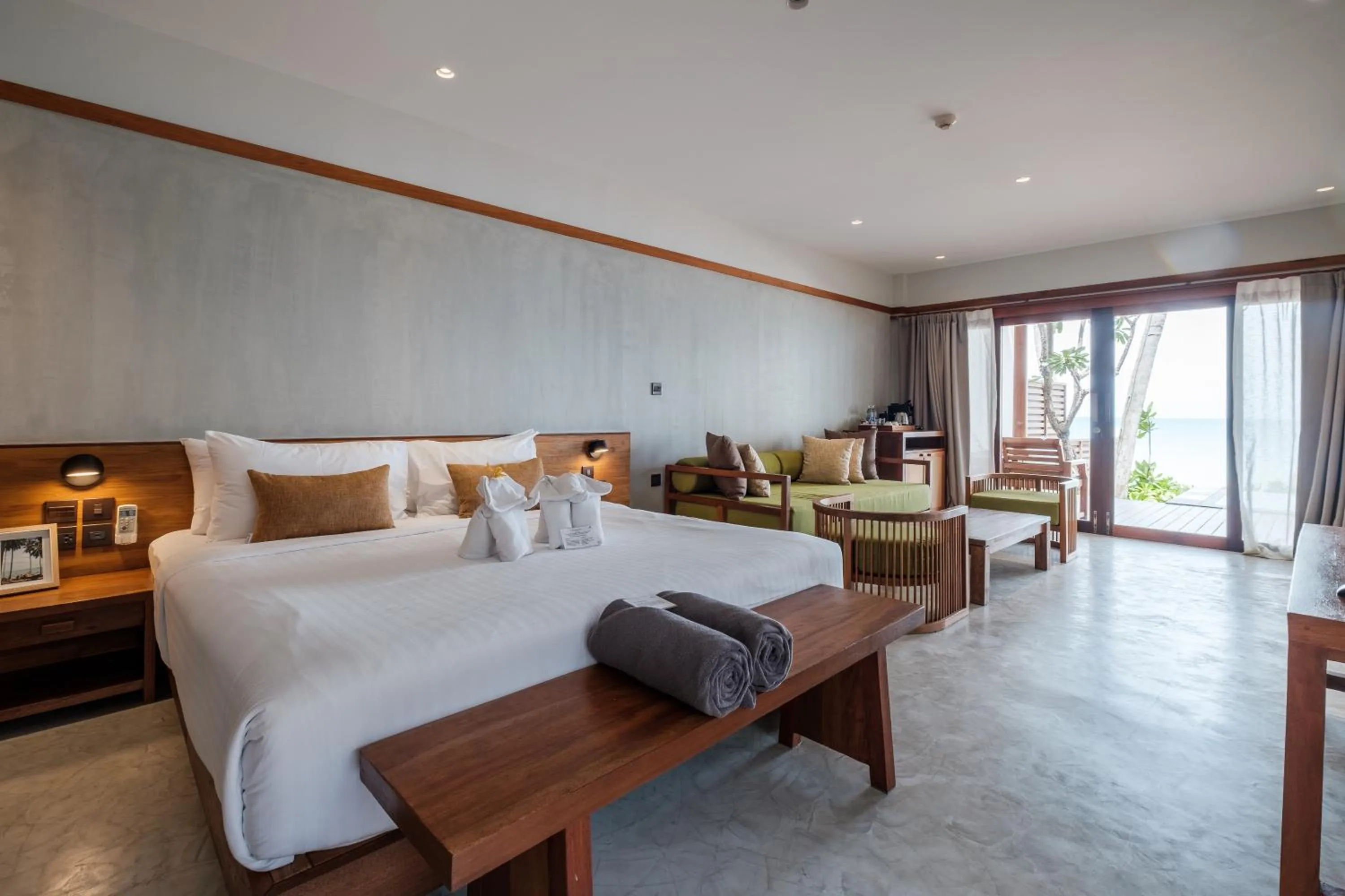 Balcony/Terrace, Bed in Banana Fan Sea Resort