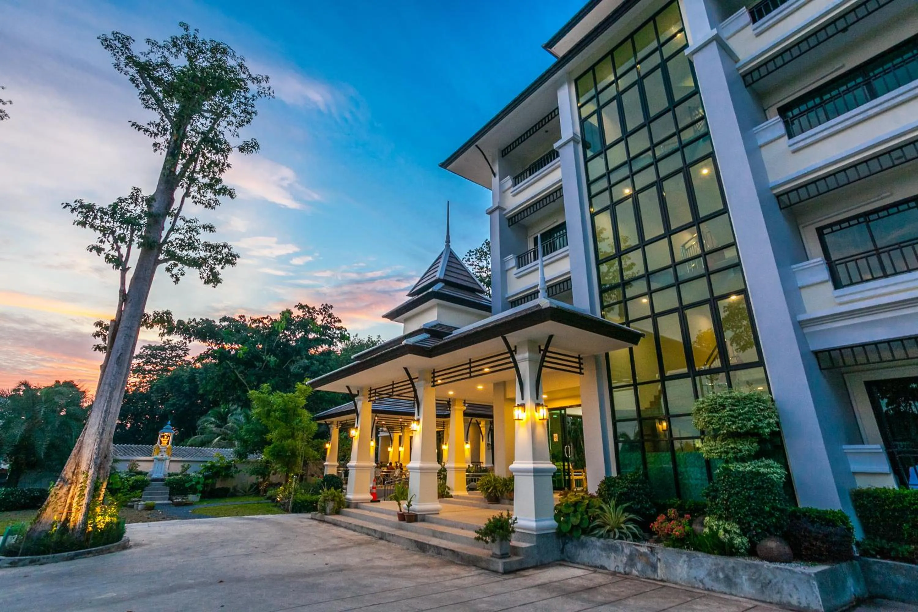 Facade/entrance in Wanarom Residence Hotel