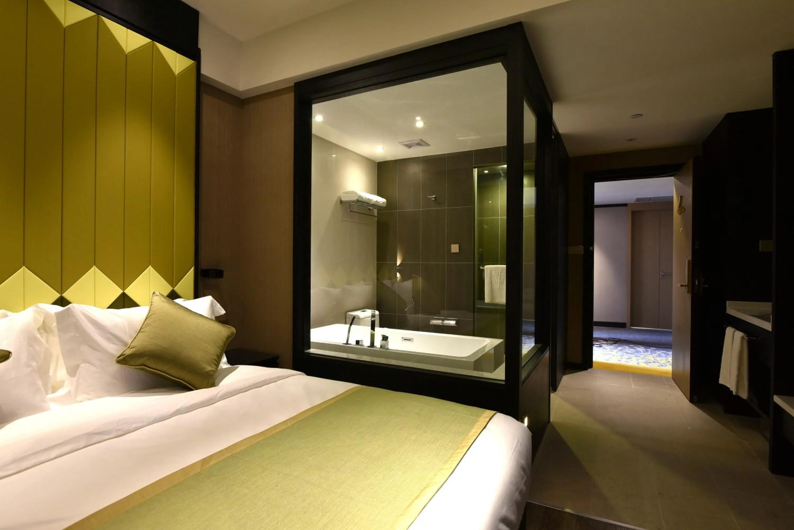 Bed in SHANGHAI-DECO Hotel-Free shuttle bus from Pudong Airport and Disneyland