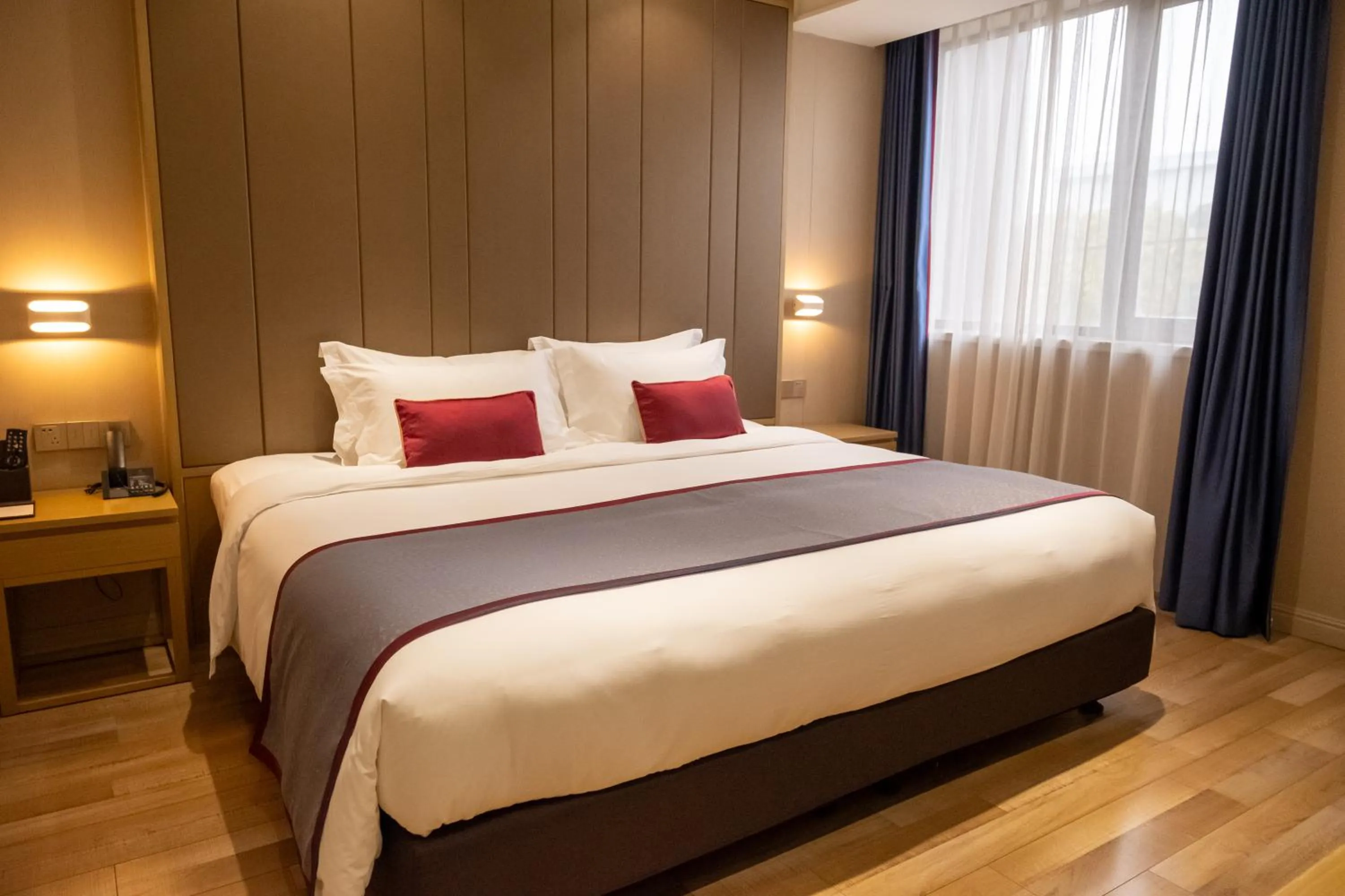Bed in SHANGHAI-DECO Hotel-Free shuttle bus from Pudong Airport and Disneyland