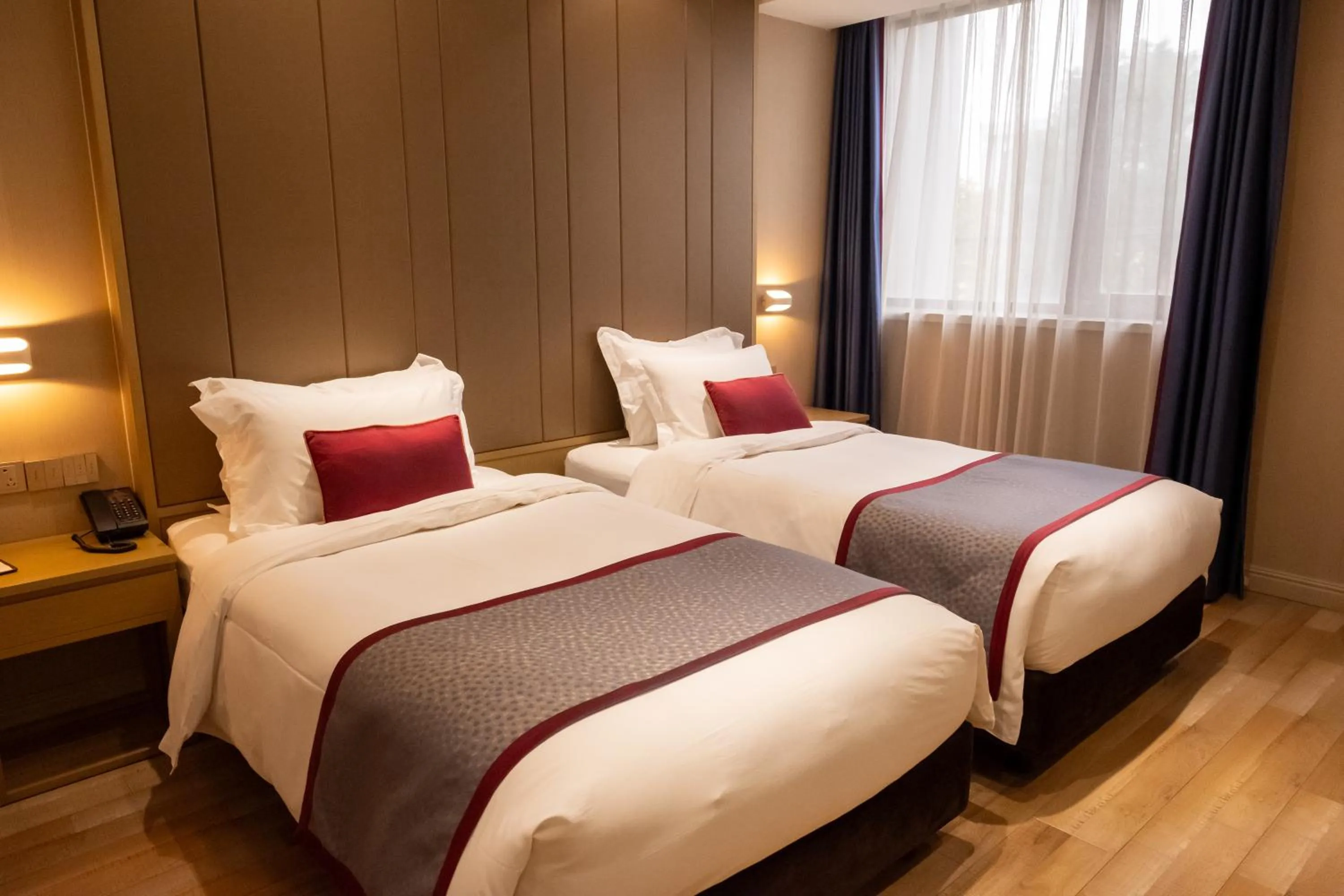 Bed in SHANGHAI-DECO Hotel-Free shuttle bus from Pudong Airport and Disneyland