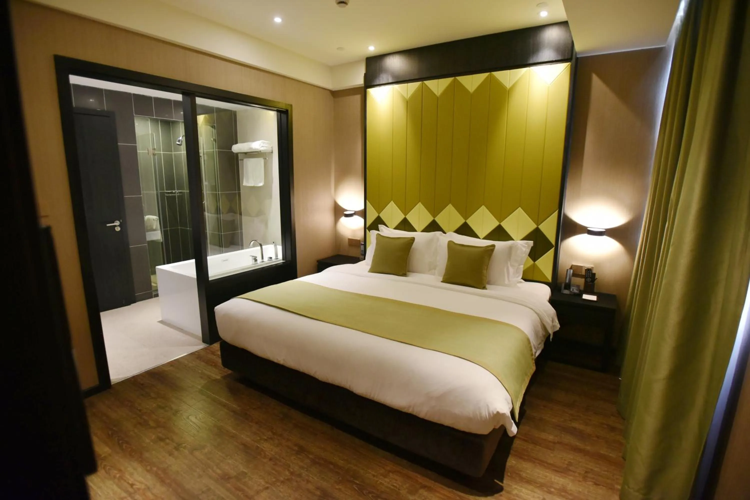 Bed in SHANGHAI-DECO Hotel-Free shuttle bus from Pudong Airport and Disneyland