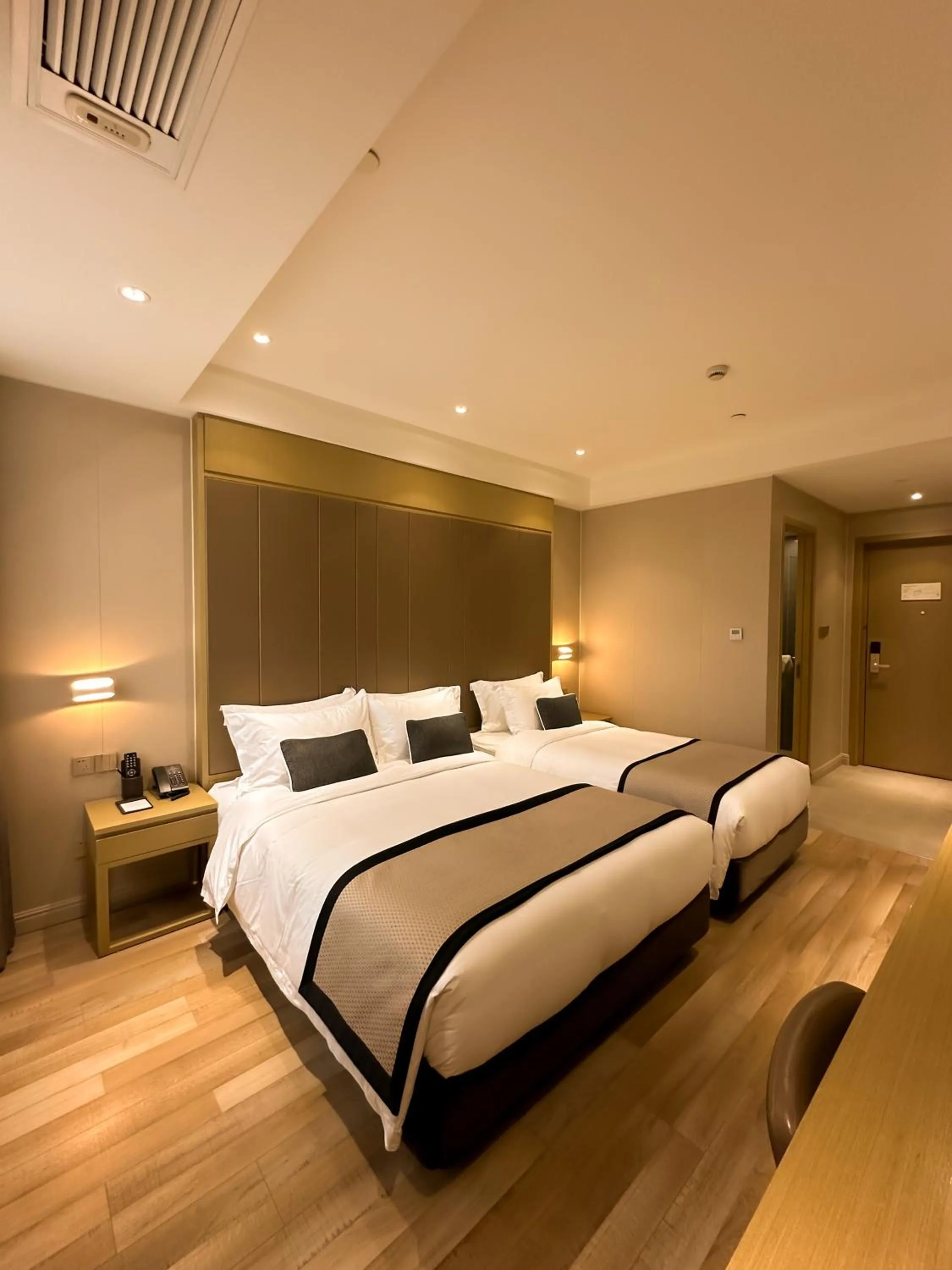 Bed in SHANGHAI-DECO Hotel-Free shuttle bus from Pudong Airport and Disneyland
