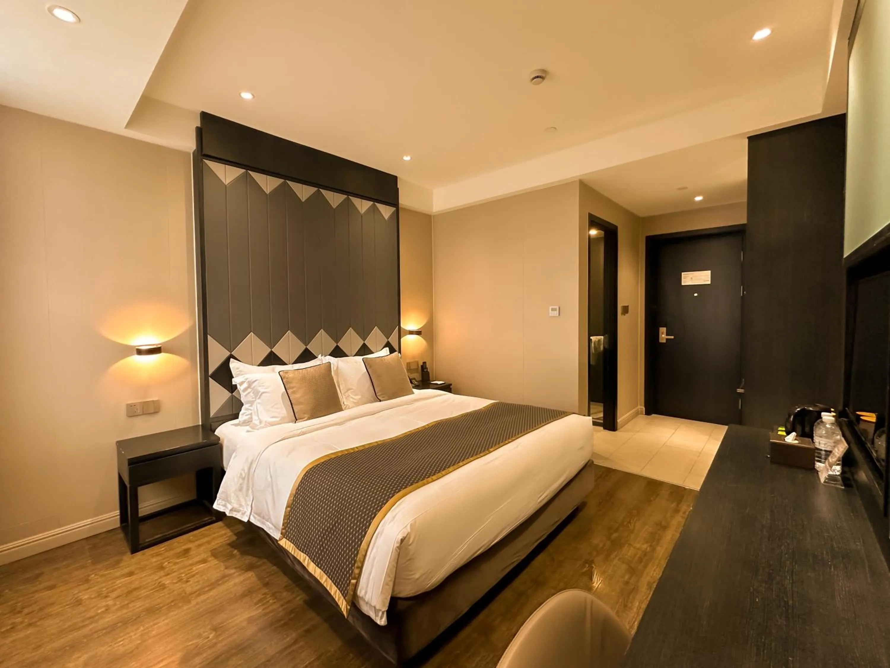 Bed in SHANGHAI-DECO Hotel-Free shuttle bus from Pudong Airport and Disneyland