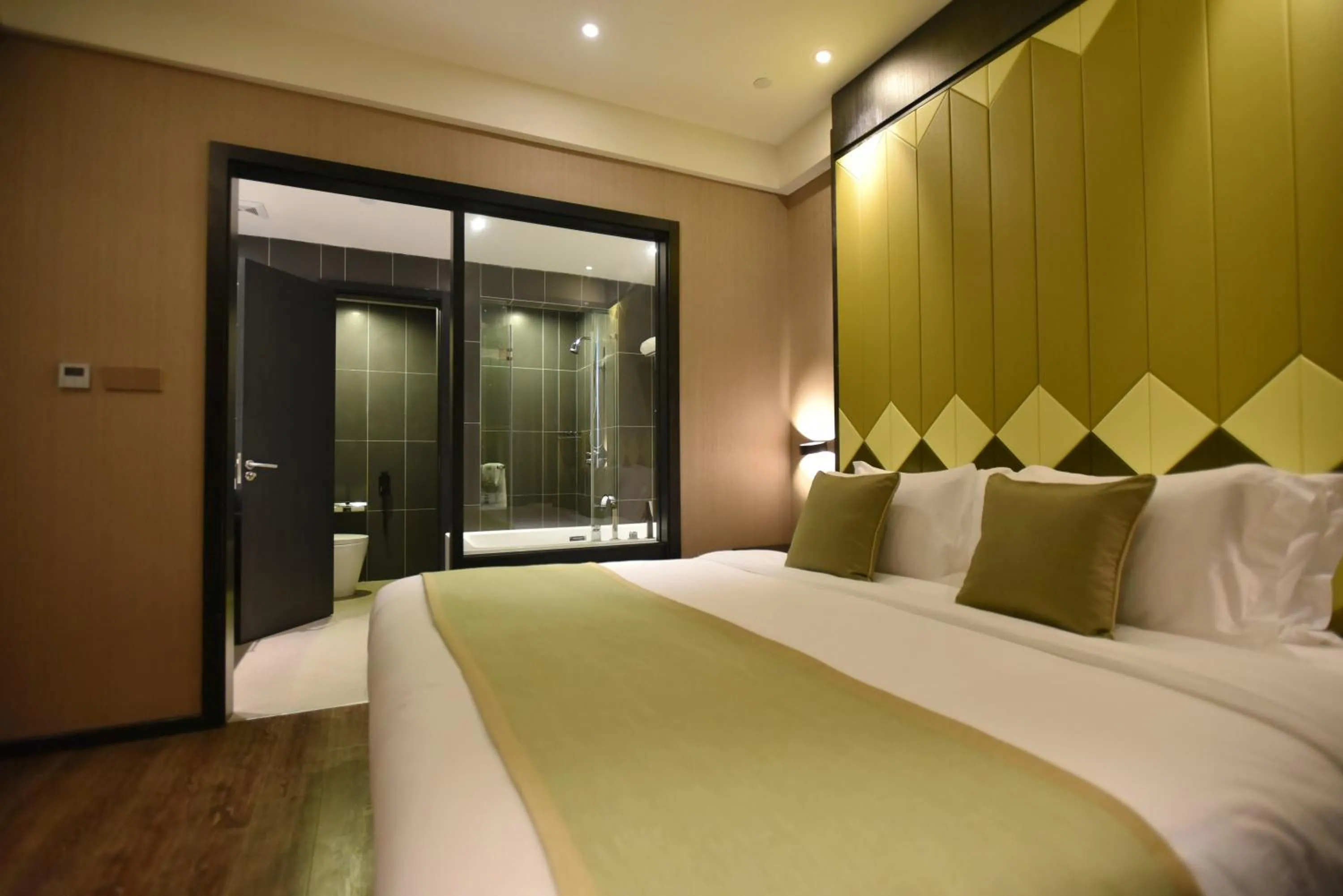 Bed in SHANGHAI-DECO Hotel-Free shuttle bus from Pudong Airport and Disneyland