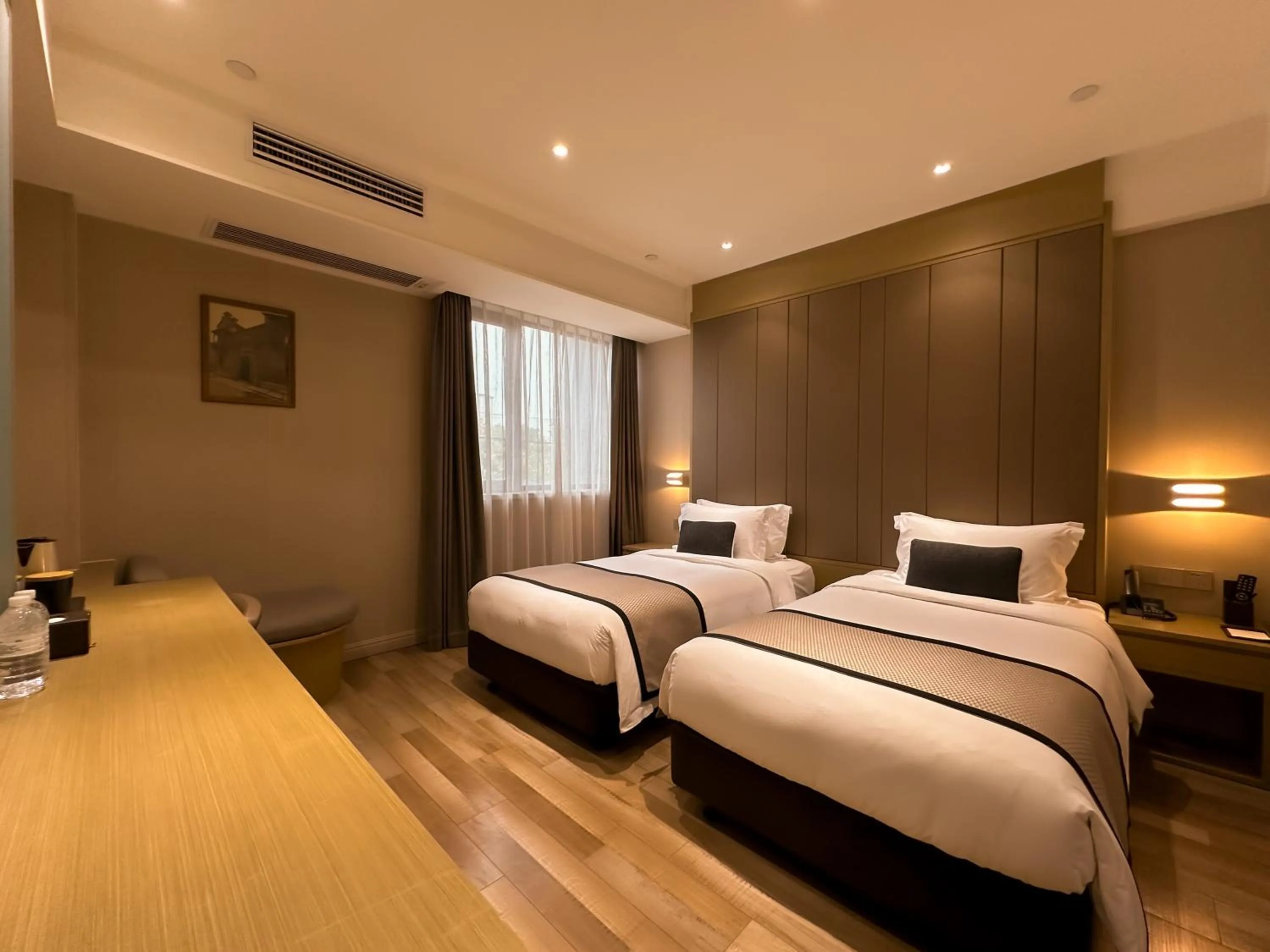 Bed in SHANGHAI-DECO Hotel-Free shuttle bus from Pudong Airport and Disneyland