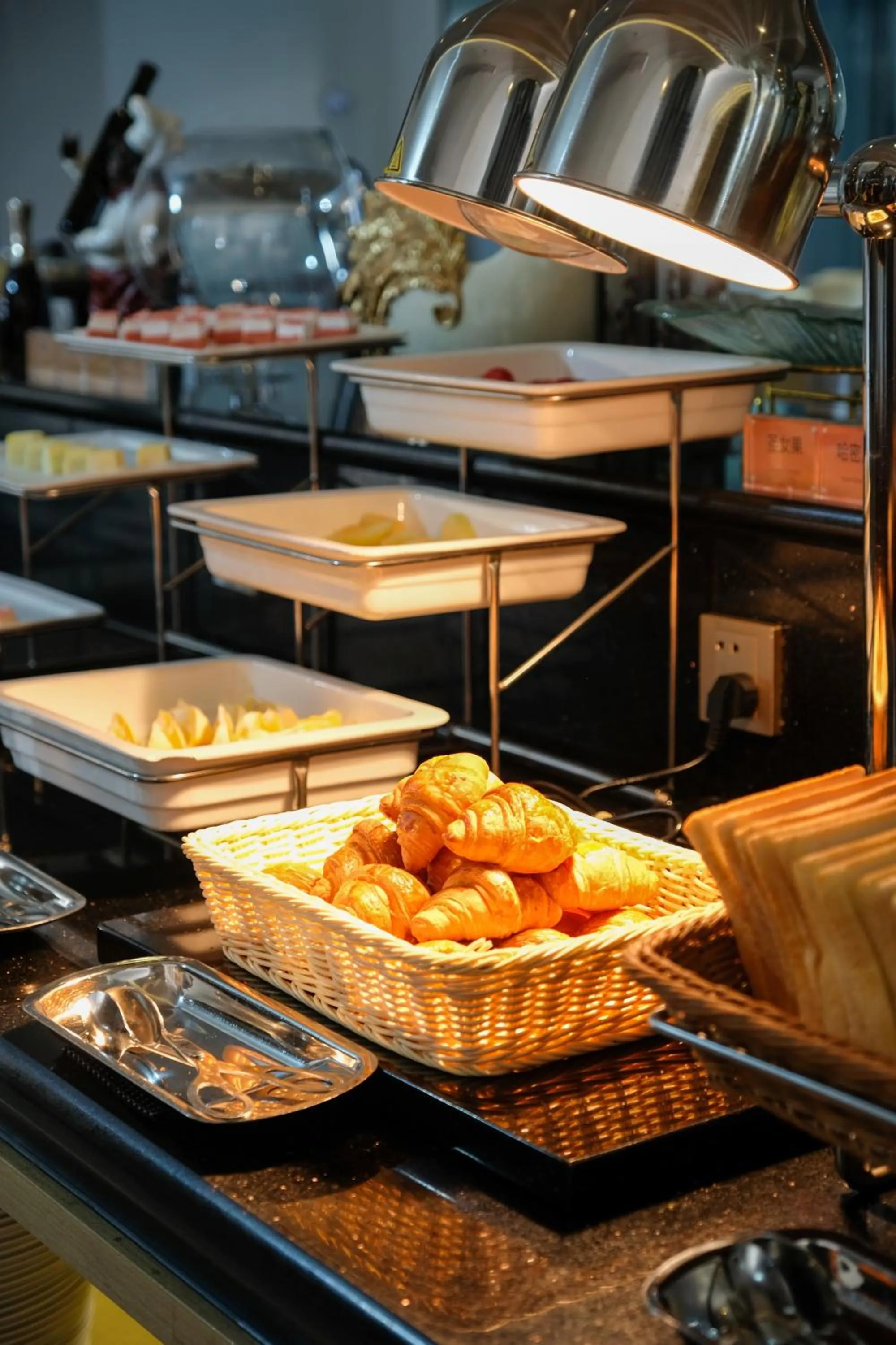 Restaurant/places to eat in SHANGHAI-DECO Hotel-Free shuttle bus from Pudong Airport and Disneyland