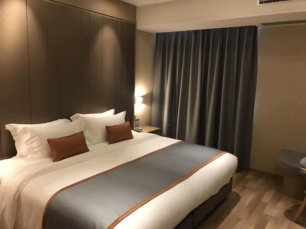 Bed in SHANGHAI-DECO Hotel-Free shuttle bus from Pudong Airport and Disneyland