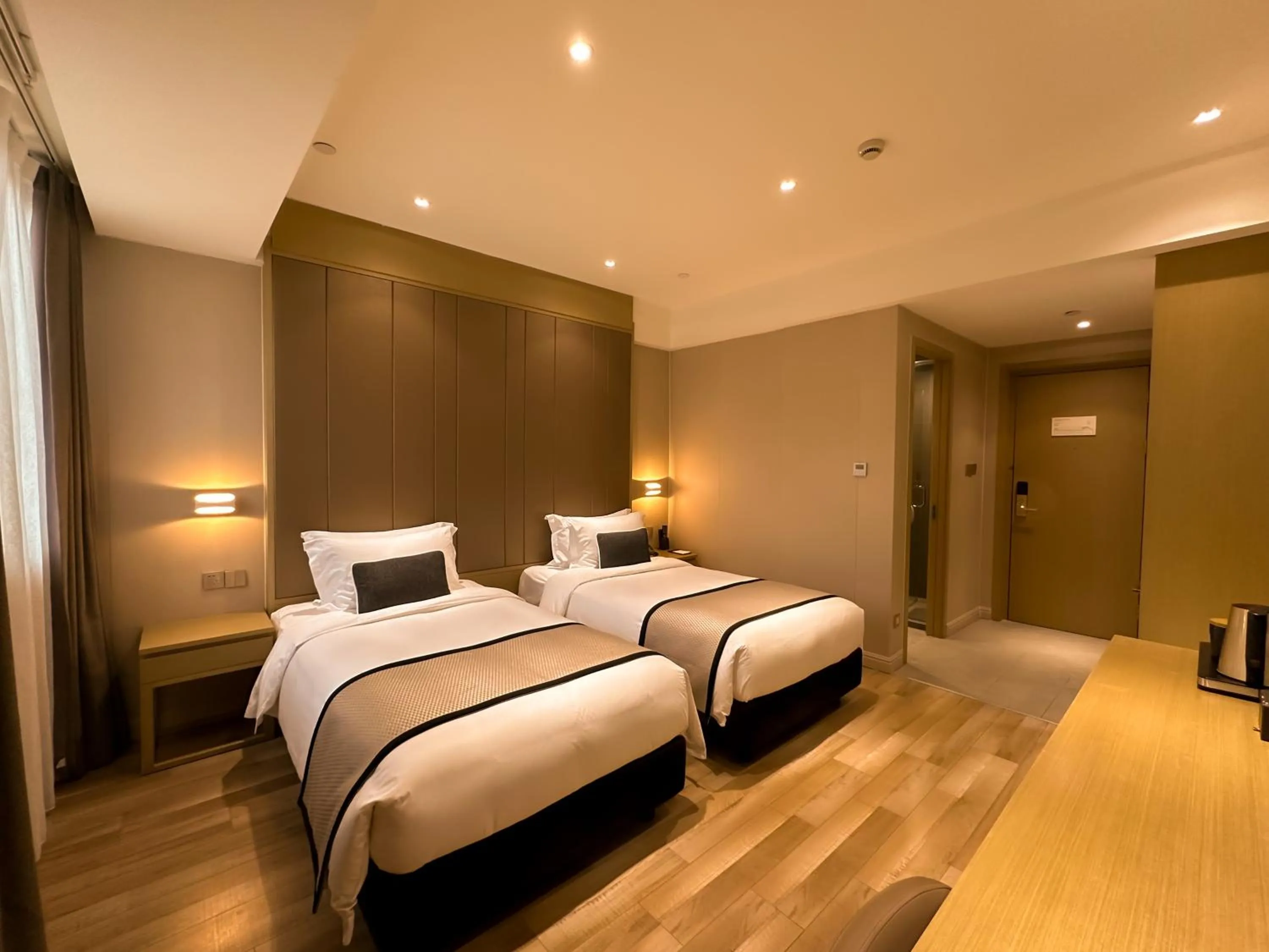 Bed in SHANGHAI-DECO Hotel-Free shuttle bus from Pudong Airport and Disneyland