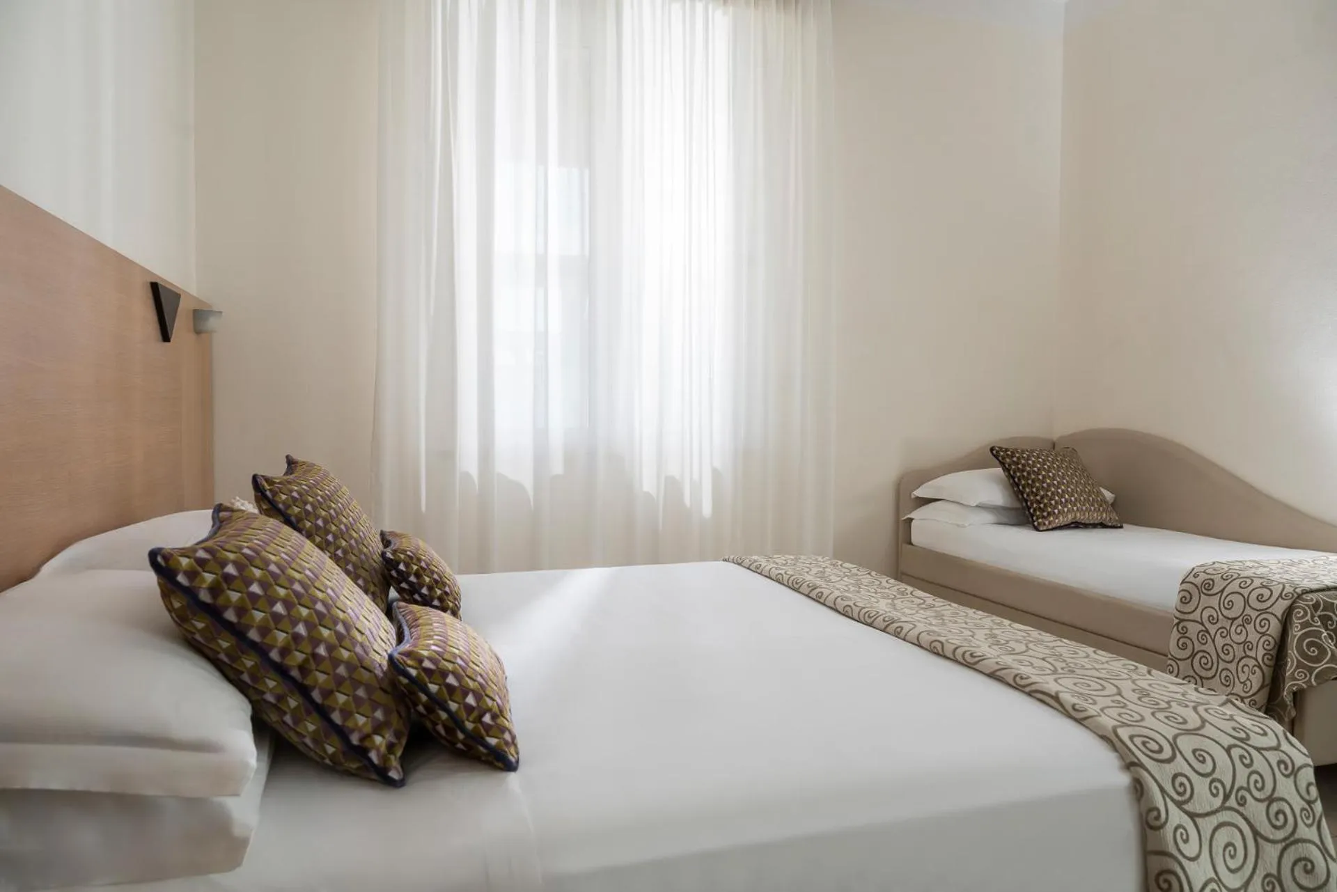 Bed in Hotel Calypso- Rimini Marina Centro