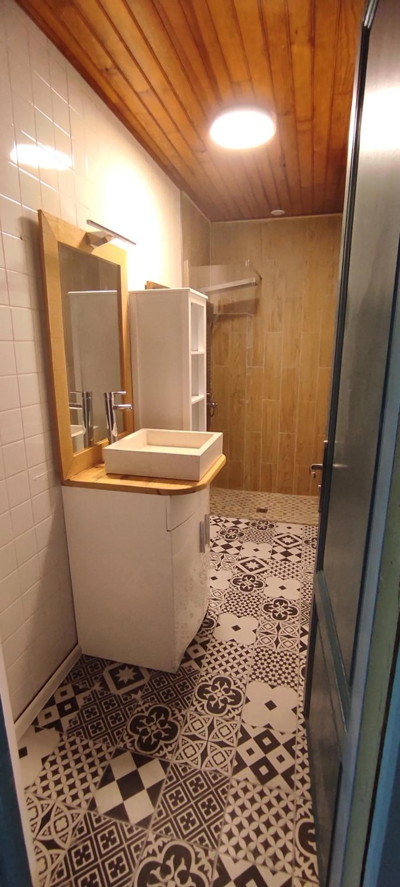 Bathroom in Hotel Les Vieux Acacias