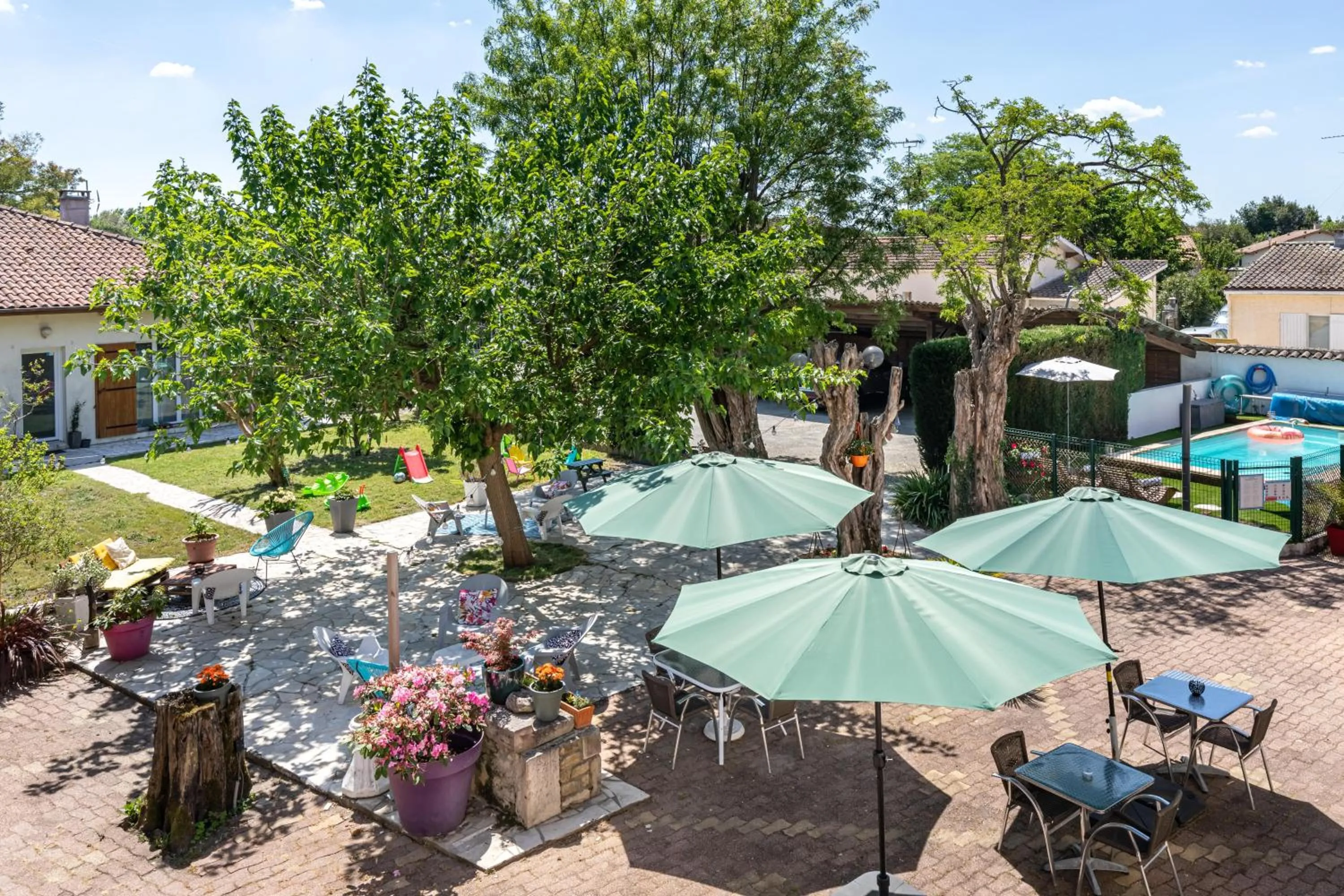 Patio in Hotel Les Vieux Acacias