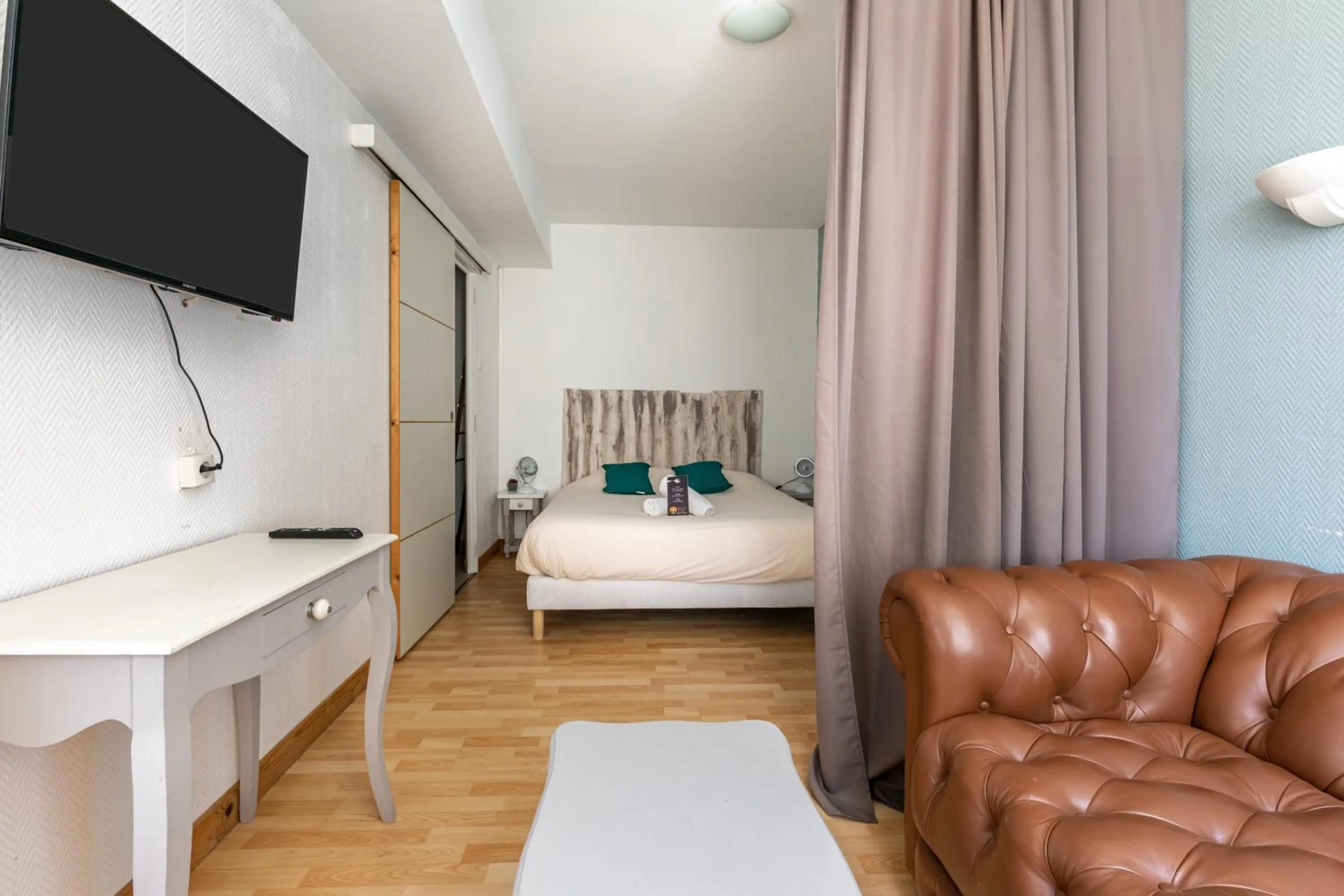 Photo of the whole room, Bed in Hotel Les Vieux Acacias