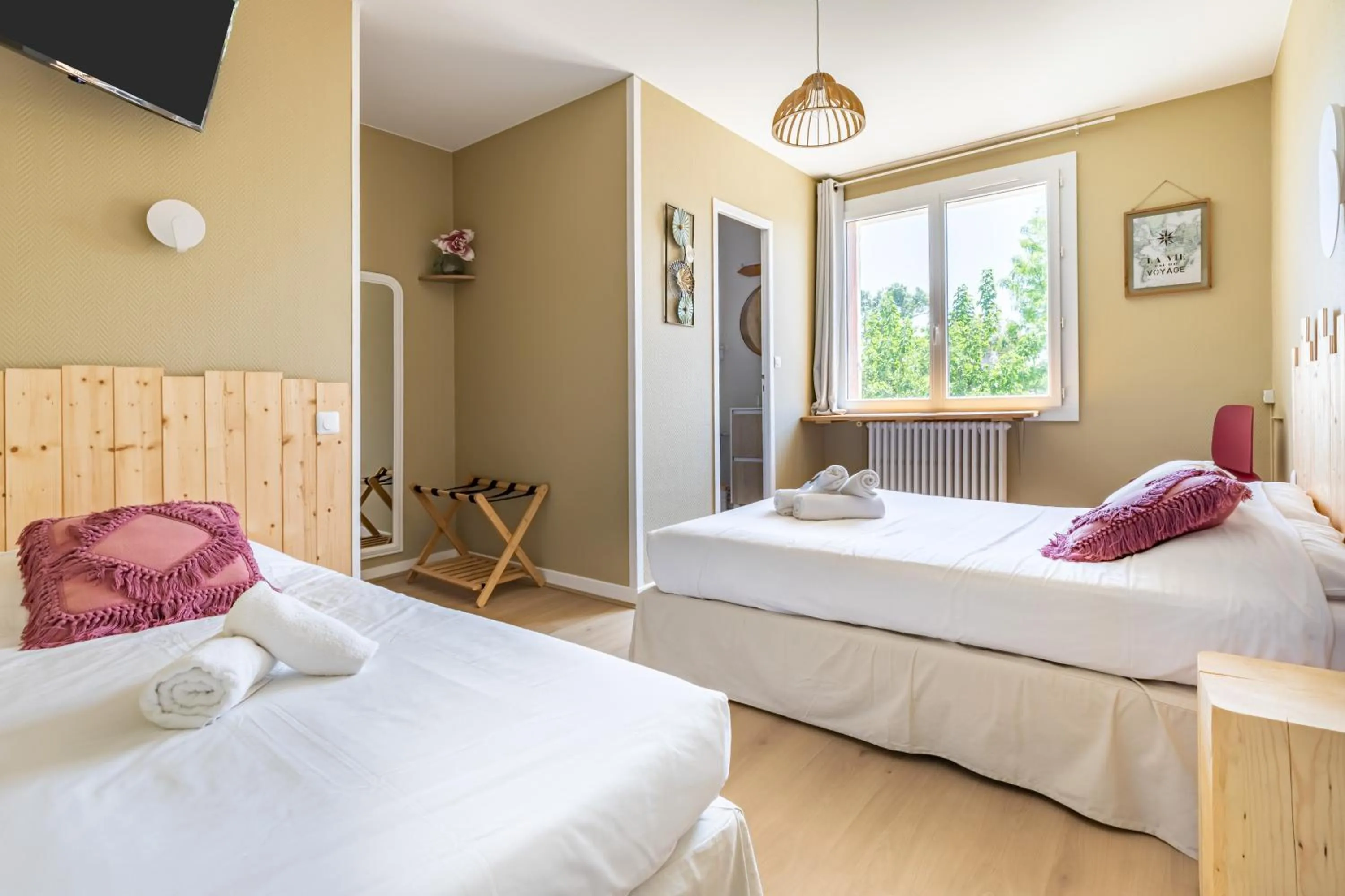 Photo of the whole room, Bed in Hotel Les Vieux Acacias