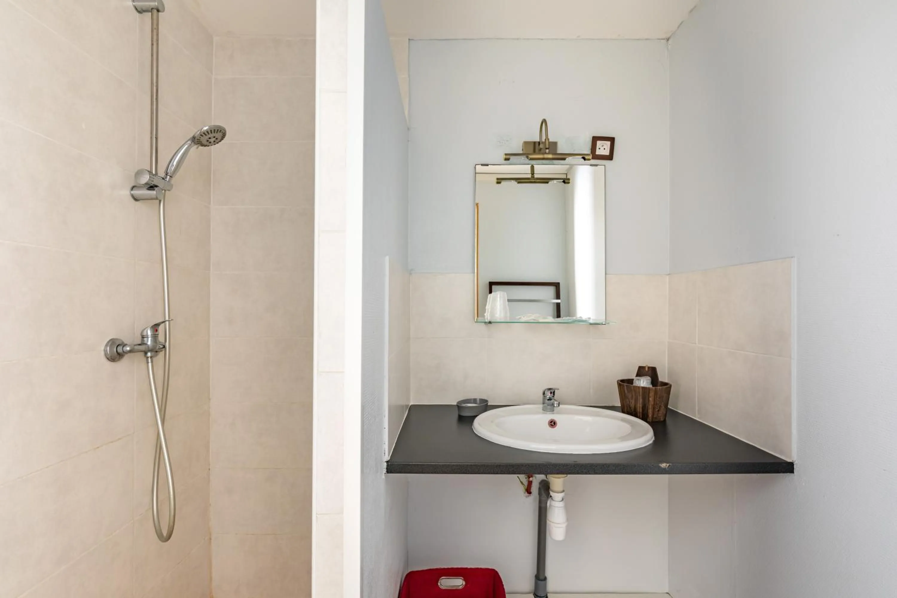 Shower in Hotel Les Vieux Acacias