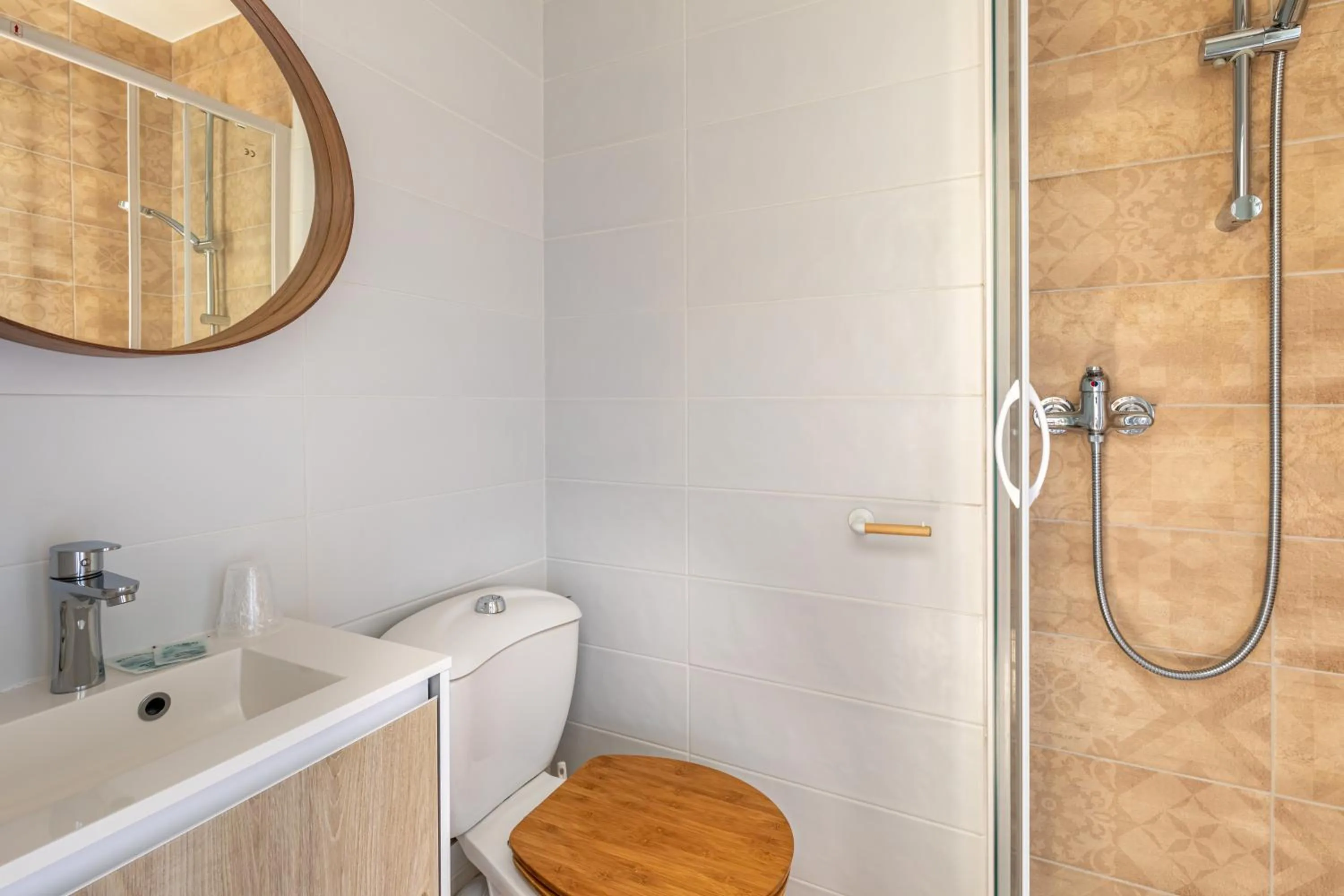 Bathroom in Hotel Les Vieux Acacias