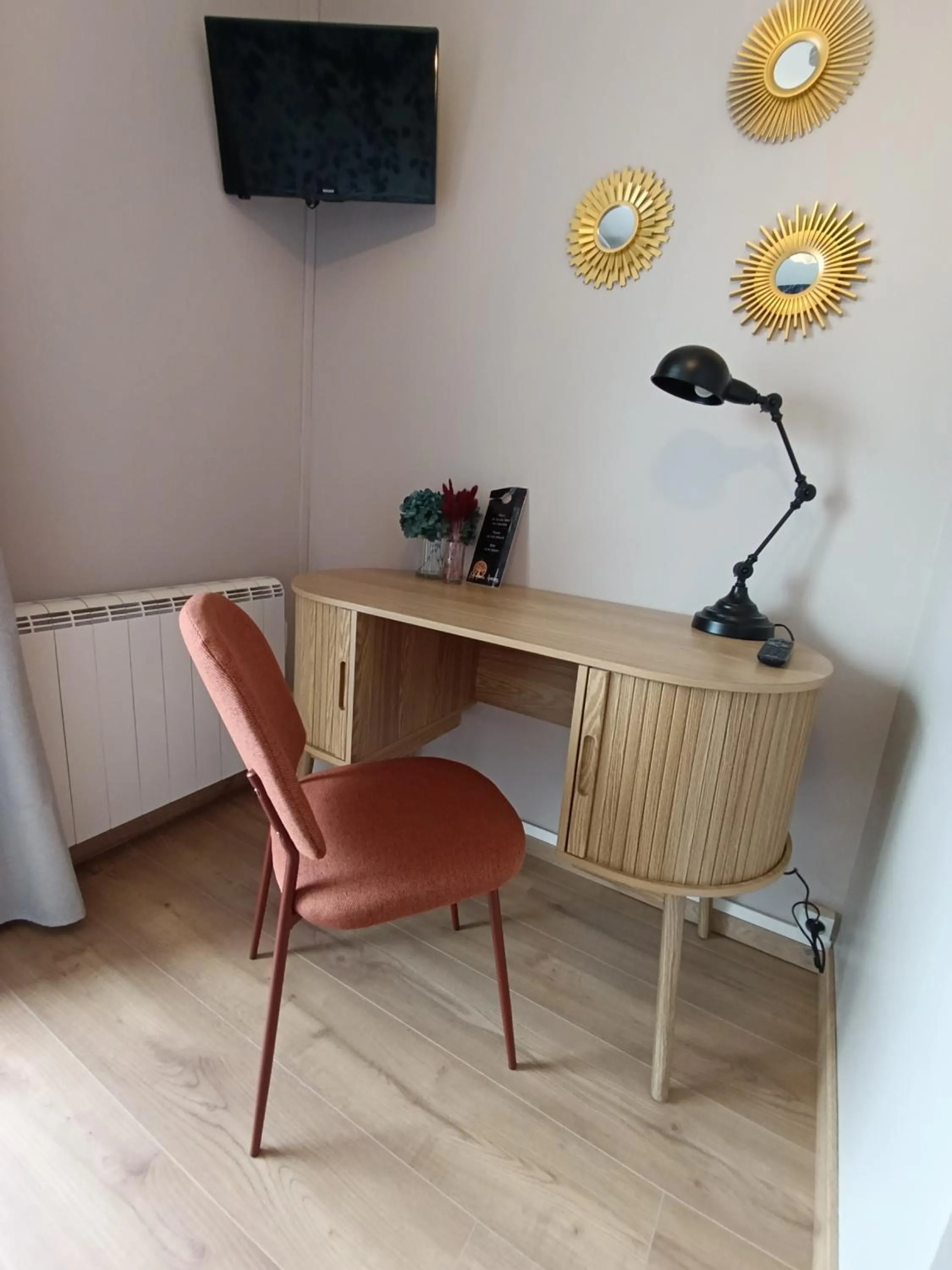 TV and multimedia in Hotel Les Vieux Acacias