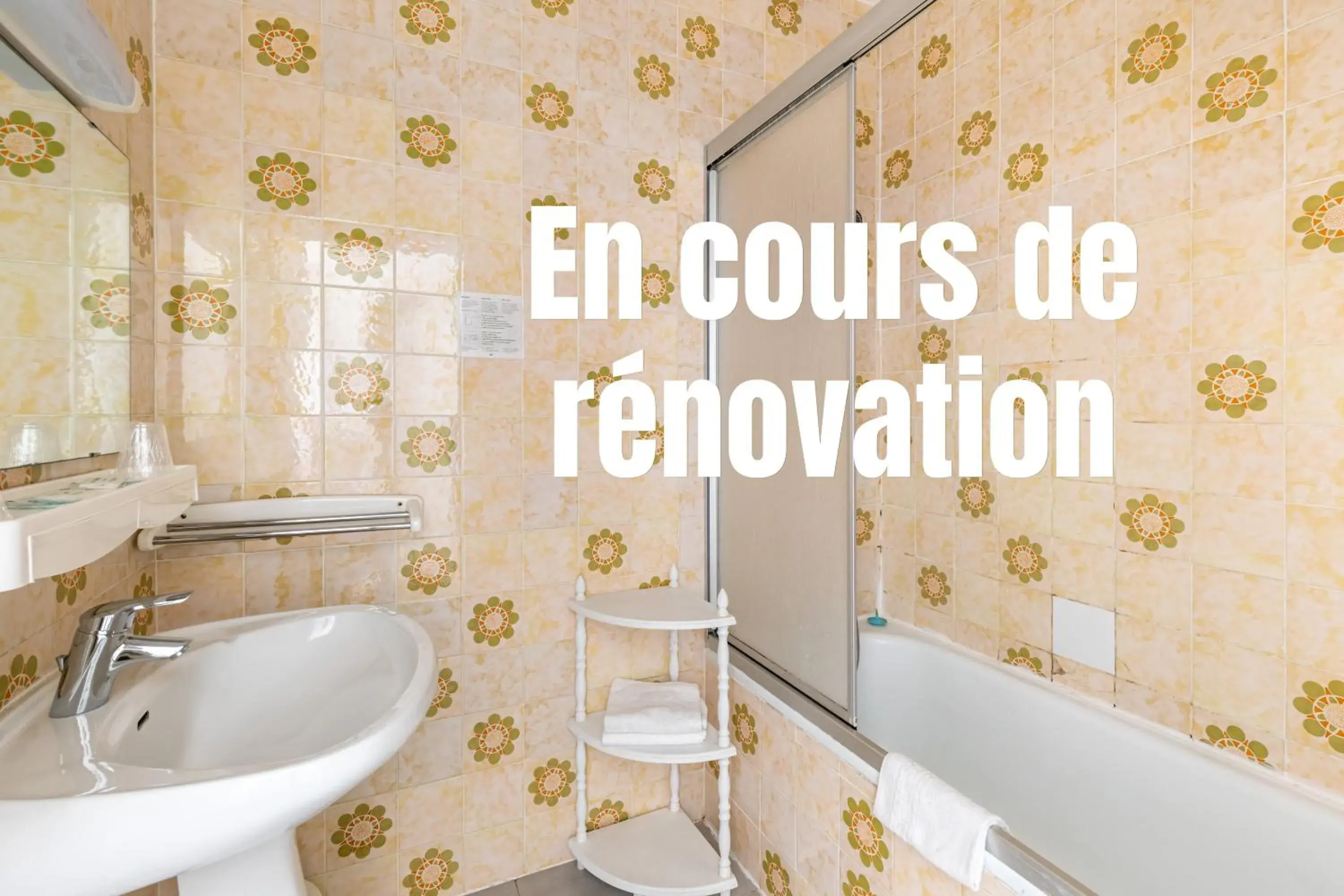 Double Room with Balcony in Hotel Les Vieux Acacias Double Room with Balcony in Hotel Les Vieux Acacias