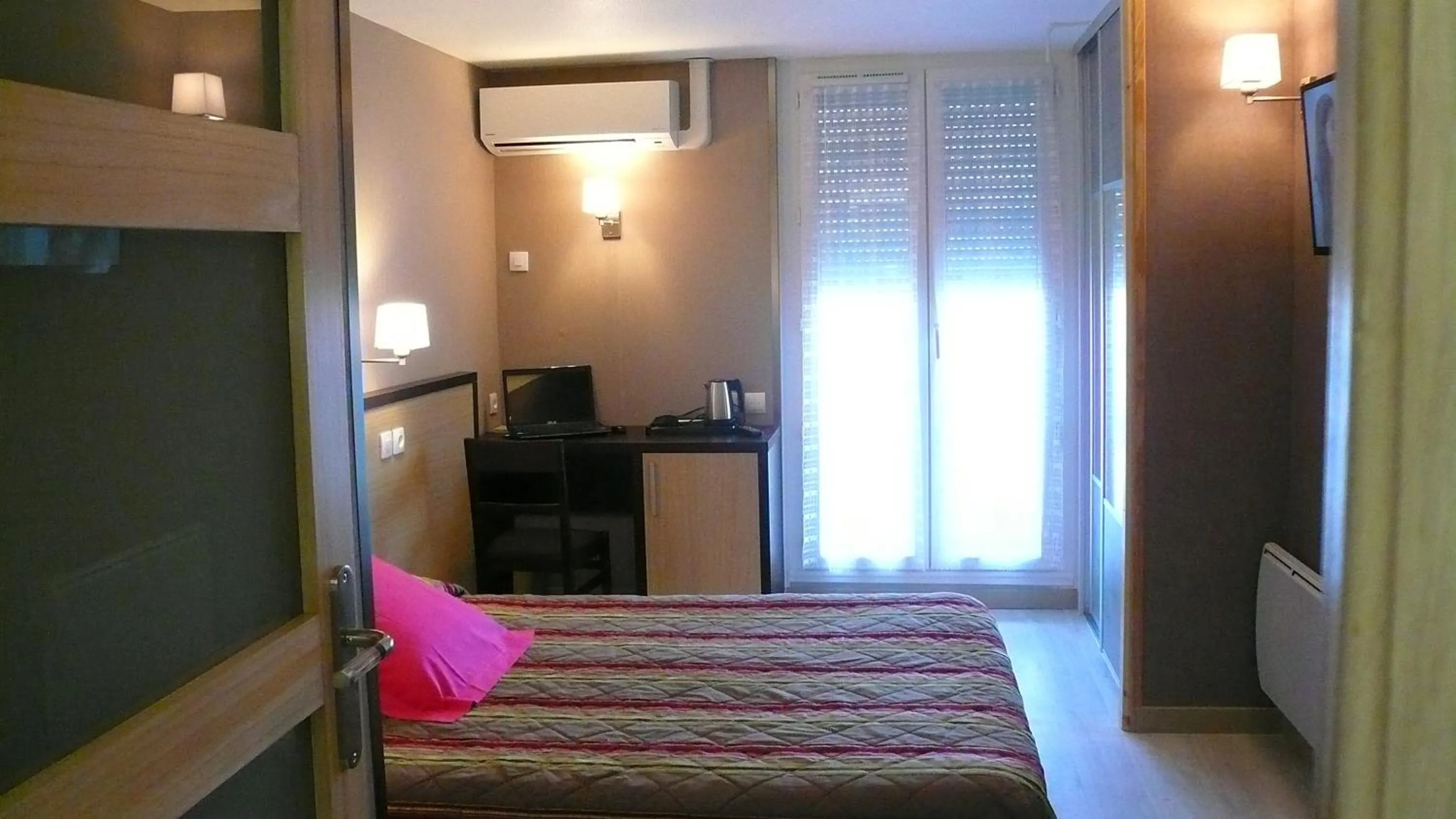 Bedroom, Bed in Hôtel L'Européen