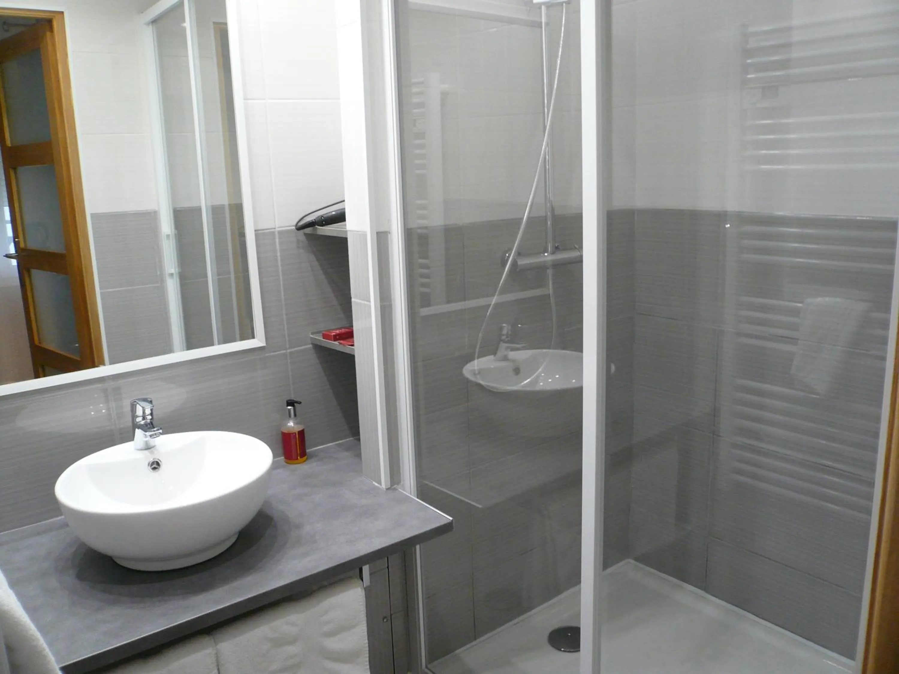 Shower in Hôtel L'Européen