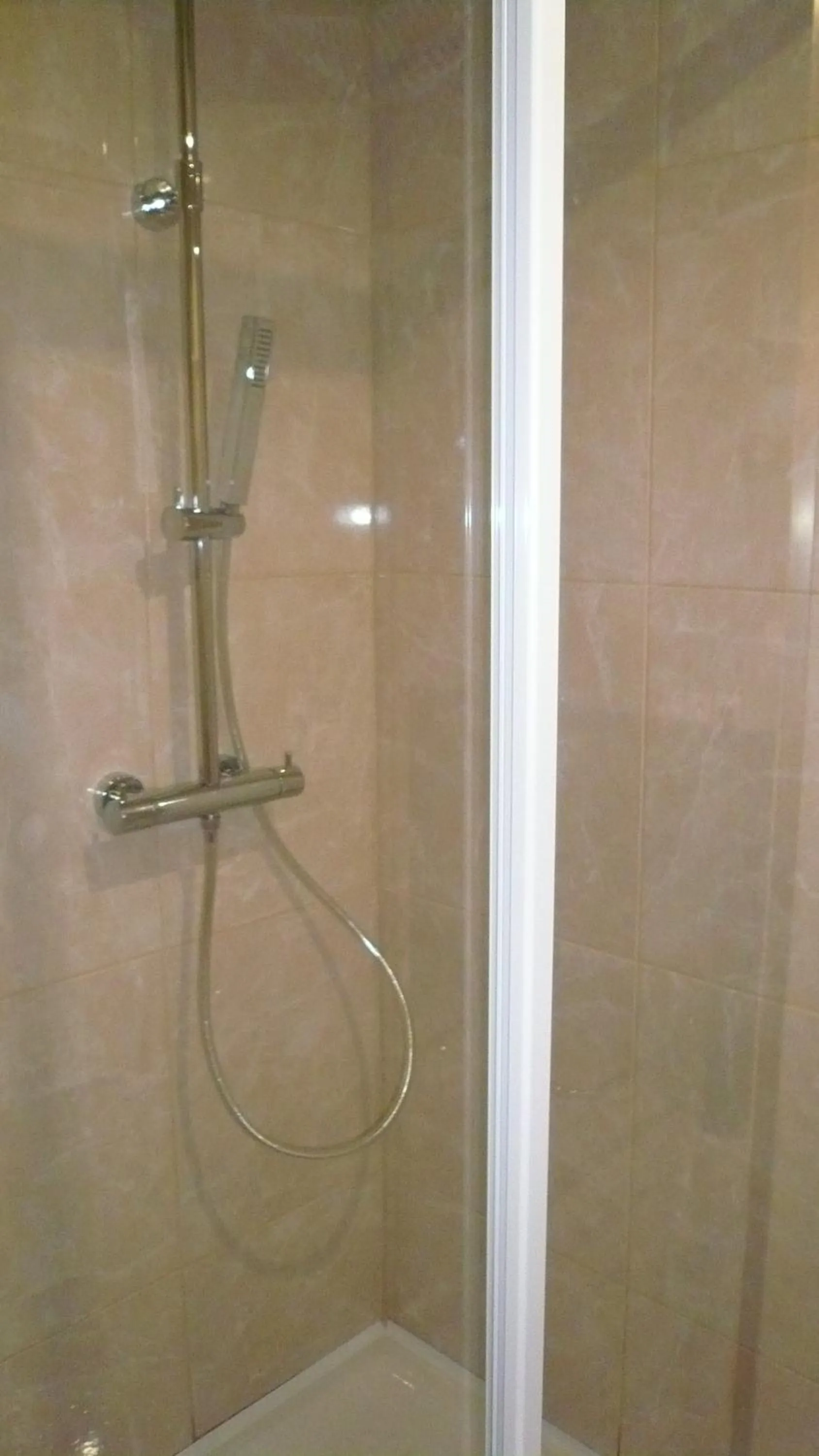 Shower in Hôtel L'Européen