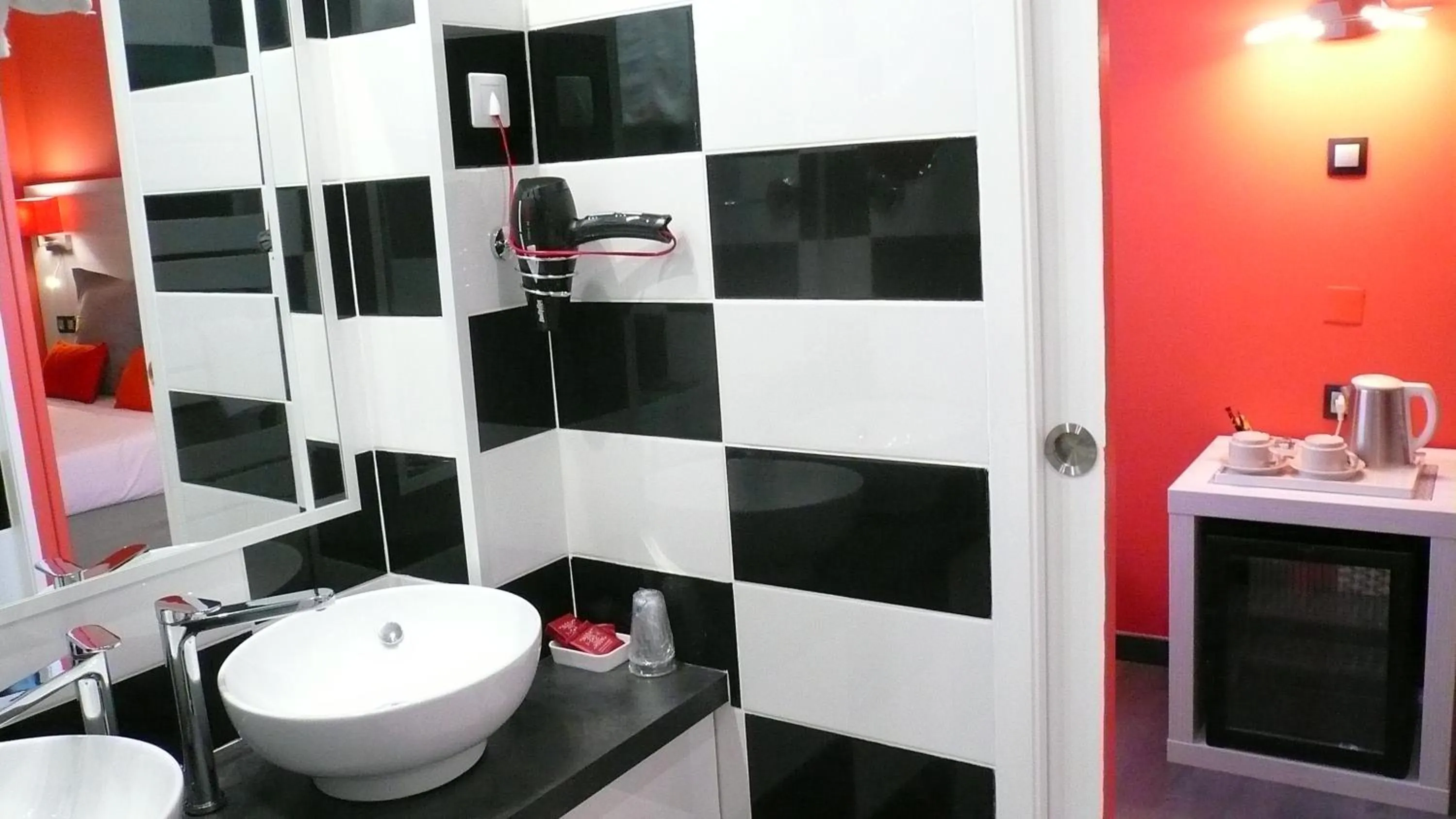 Shower in Hôtel L'Européen