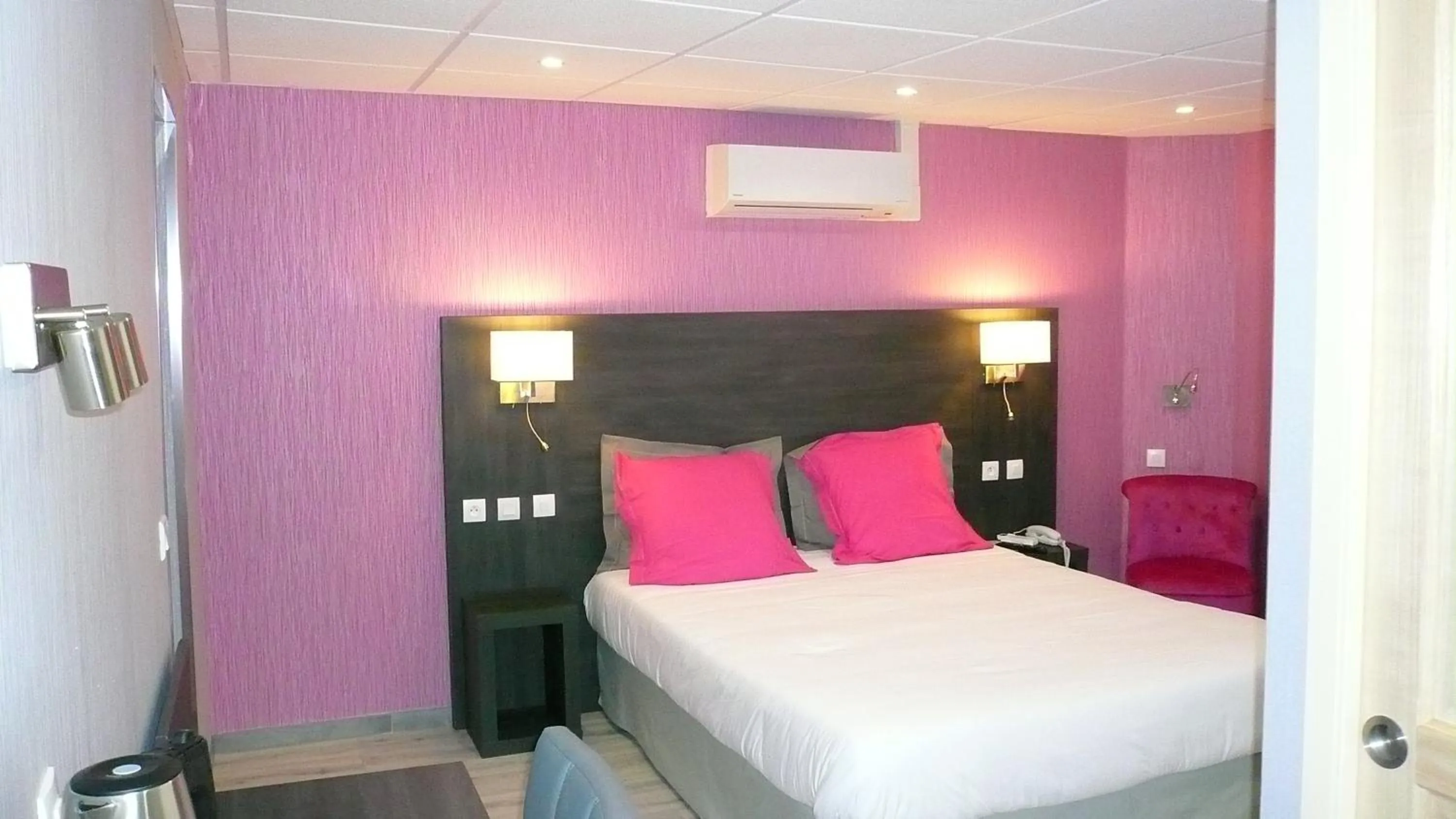 Photo of the whole room, Bed in Hôtel L'Européen