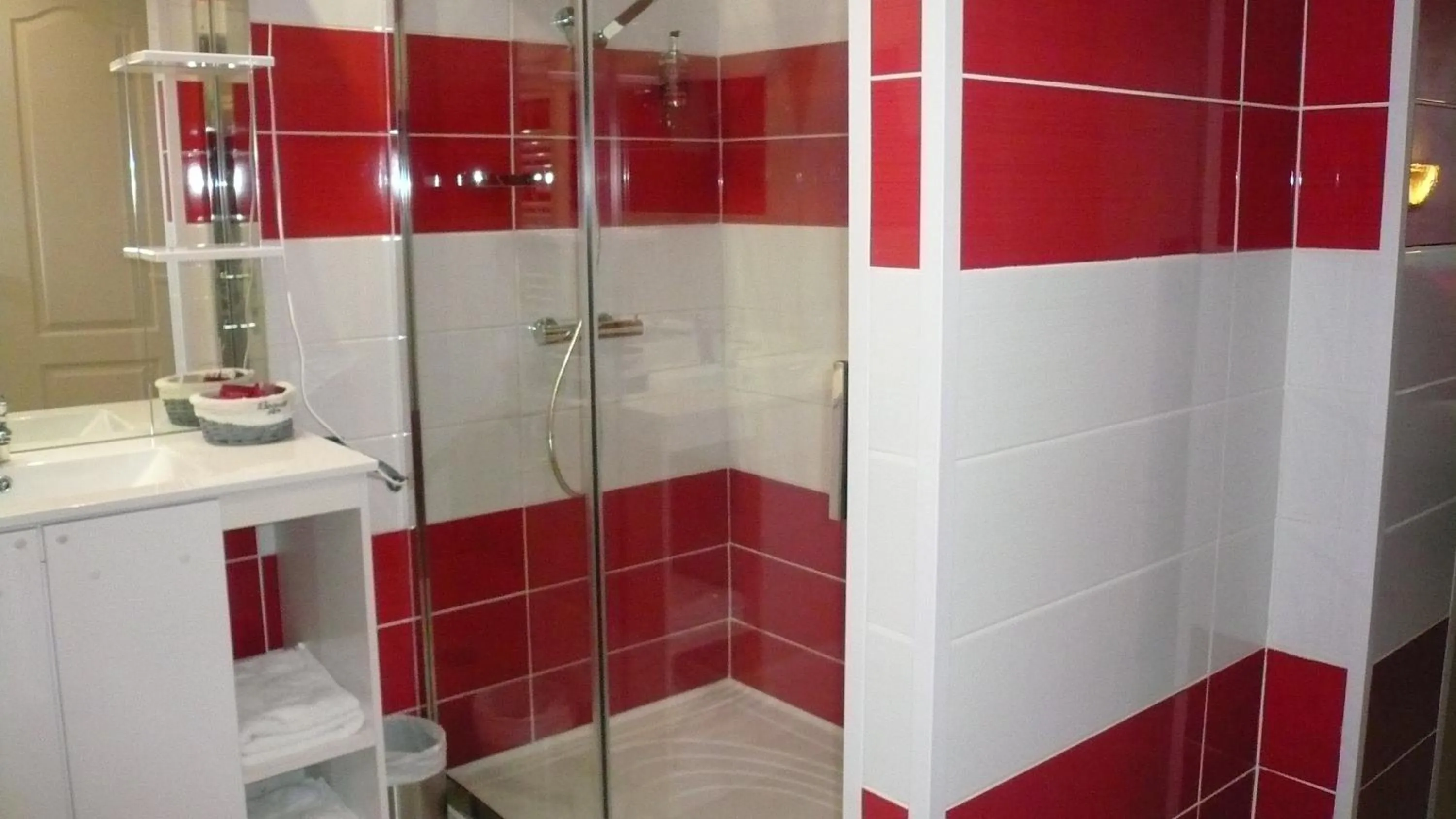 Shower in Hôtel L'Européen