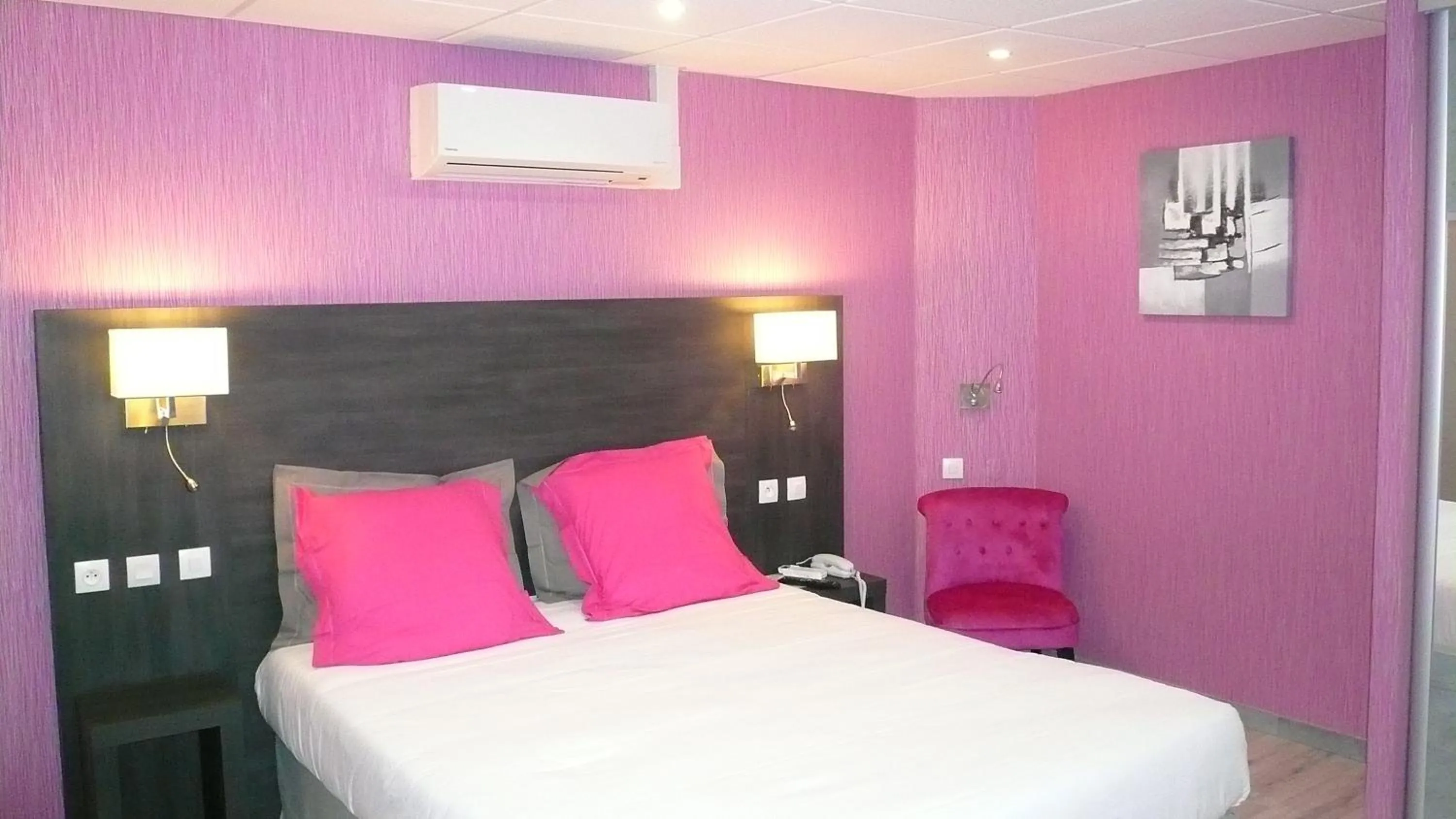 Photo of the whole room, Bed in Hôtel L'Européen