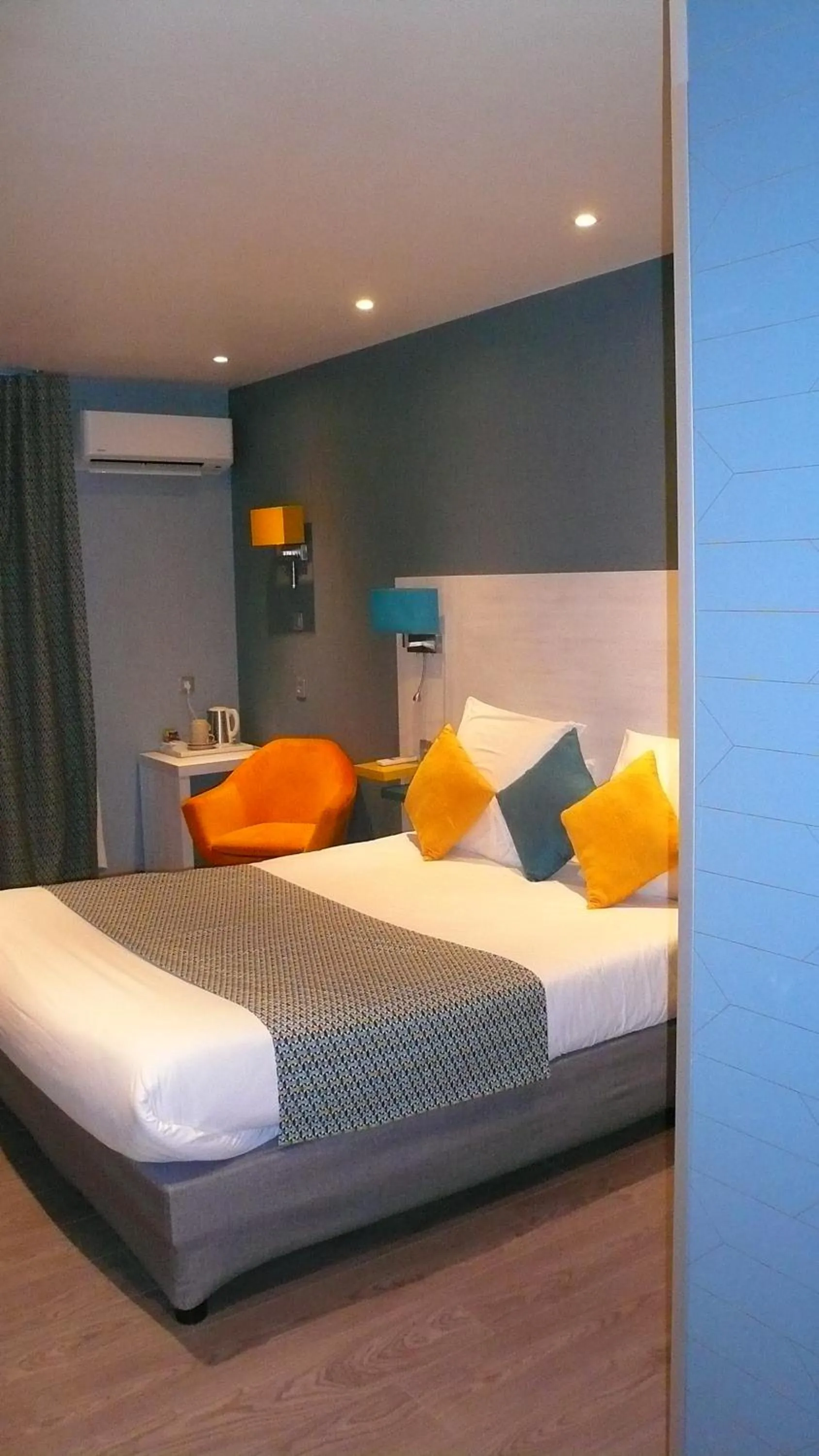 Photo of the whole room, Bed in Hôtel L'Européen