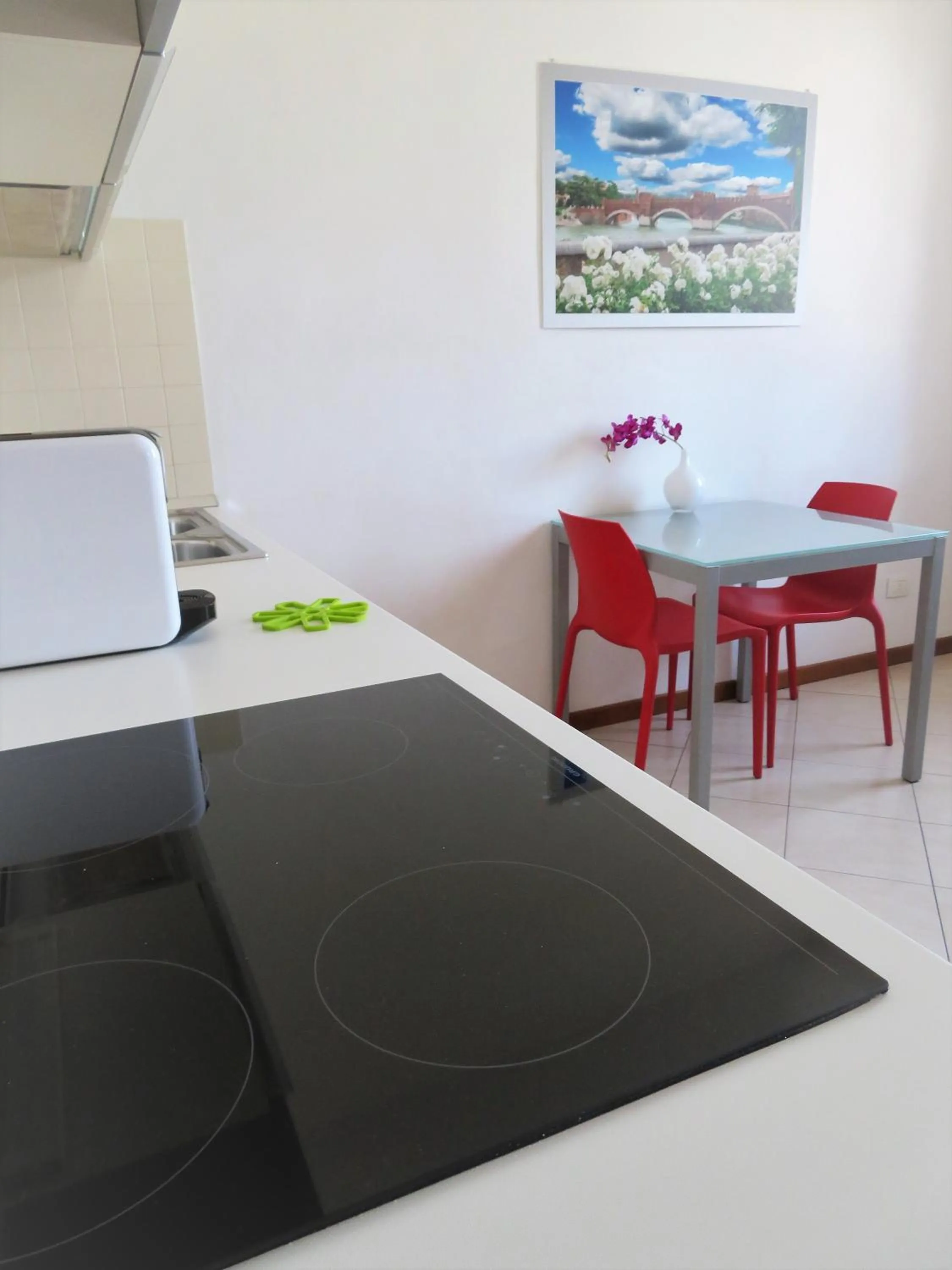 Kitchen or kitchenette in Verona Class ApartHotel "Residenze del Cuore"
