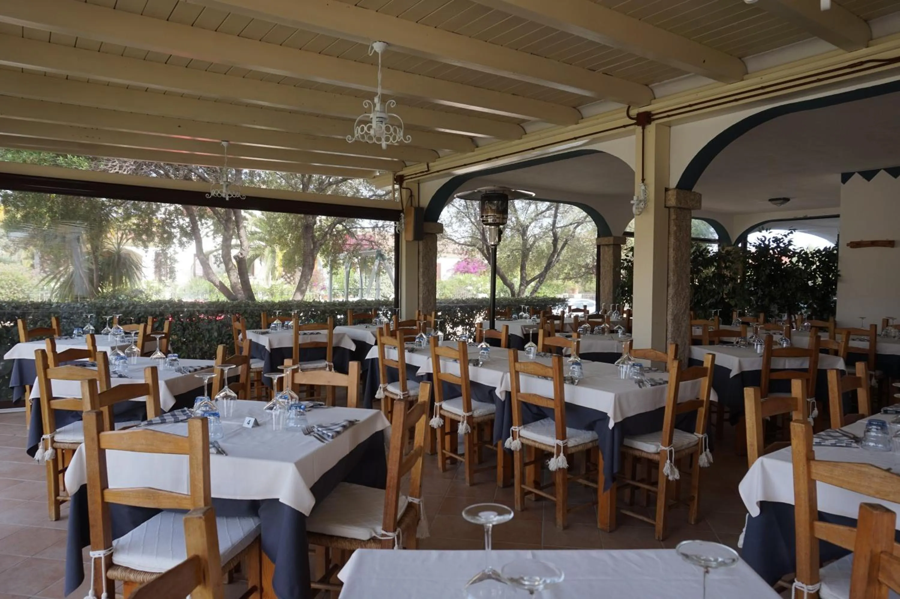 Restaurant/places to eat in Hotel Il Platano