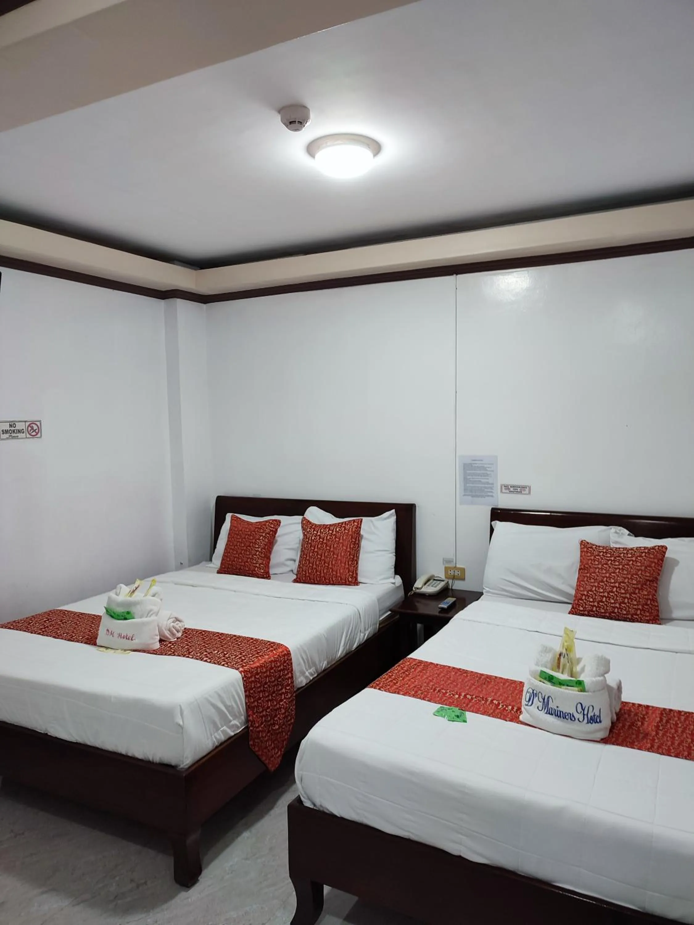 Bed in D'Mariners Inn Hotel