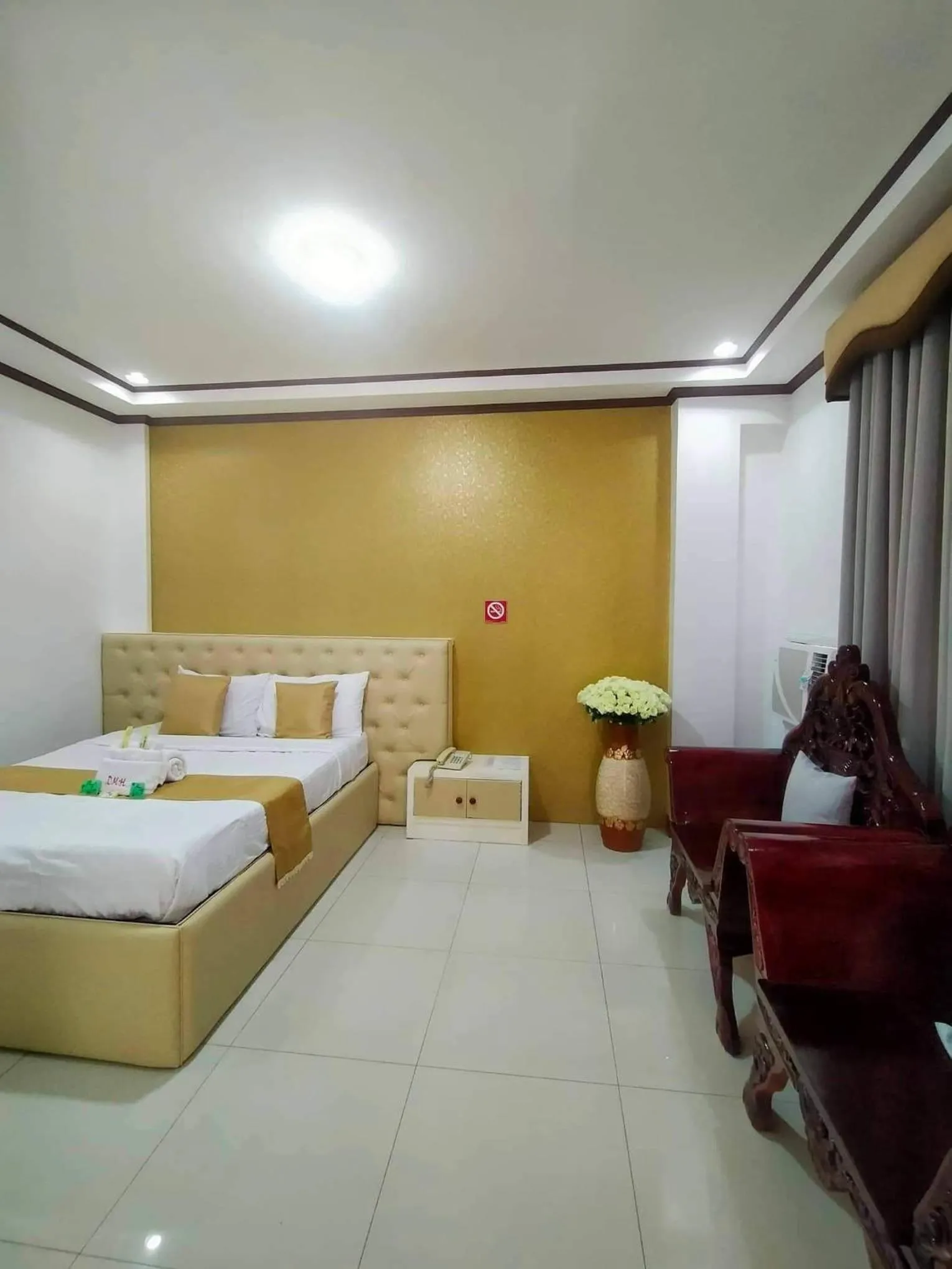 Bed in D'Mariners Inn Hotel