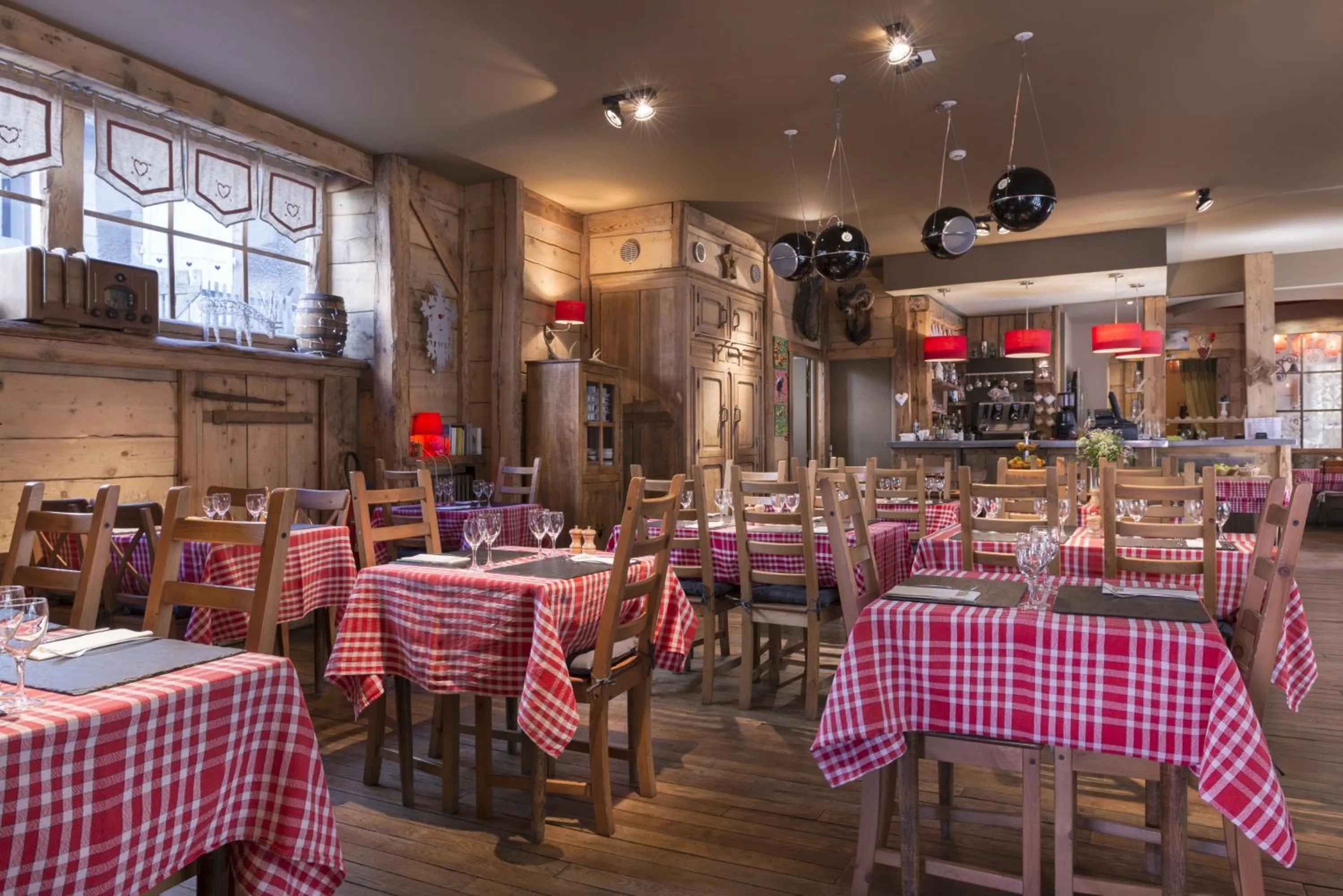 Restaurant/places to eat in Hôtel de Russie