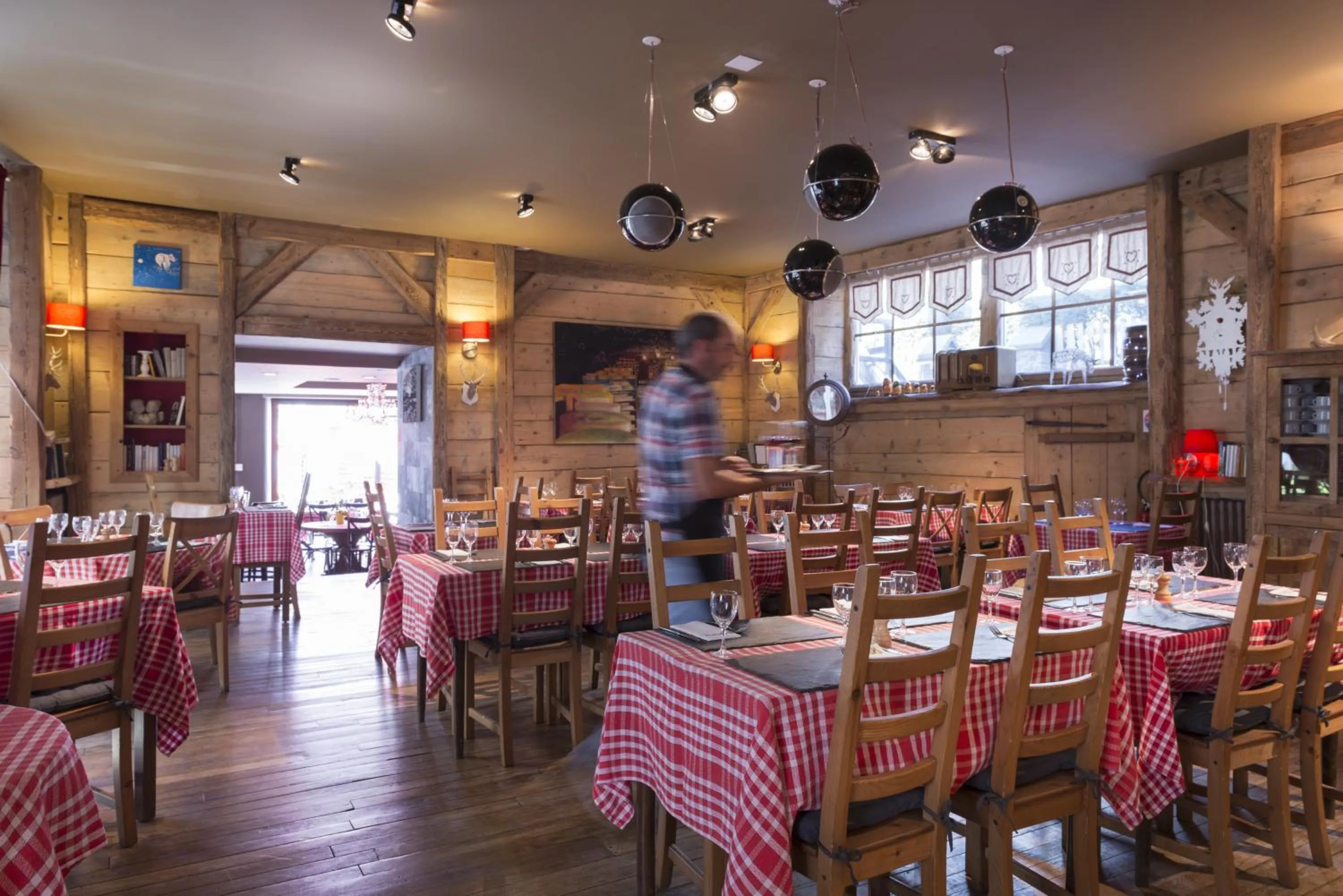 Restaurant/places to eat in Hôtel de Russie