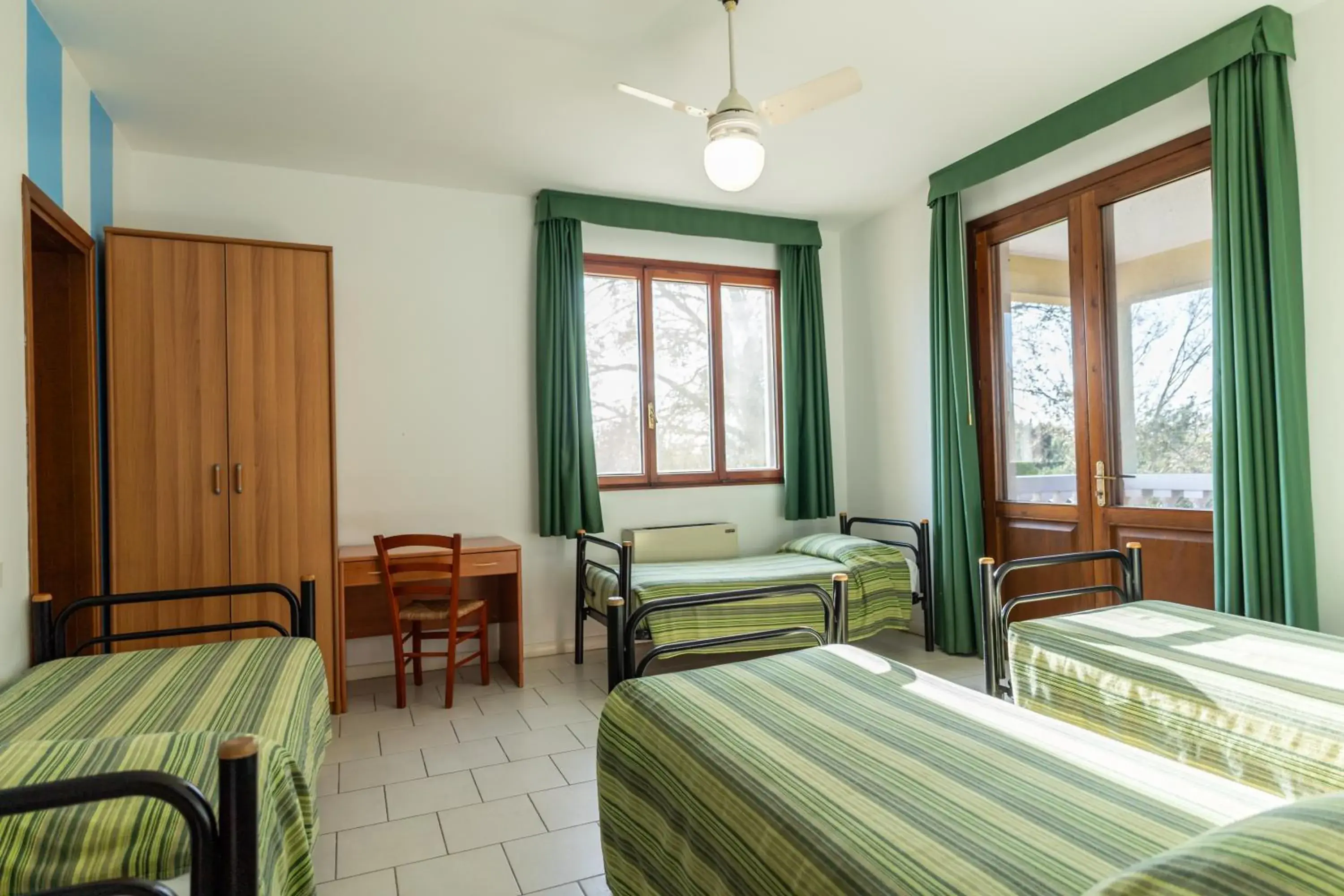 Family Room with Private Bathroom in Hotel Il Lato Azzurro - Isola di Sant'Erasmo - NO VEHICLES ACCESS Family Room with Private Bathroom in Hotel Il Lato Azzurro - Isola di Sant'Erasmo - NO VEHICLES ACCESS