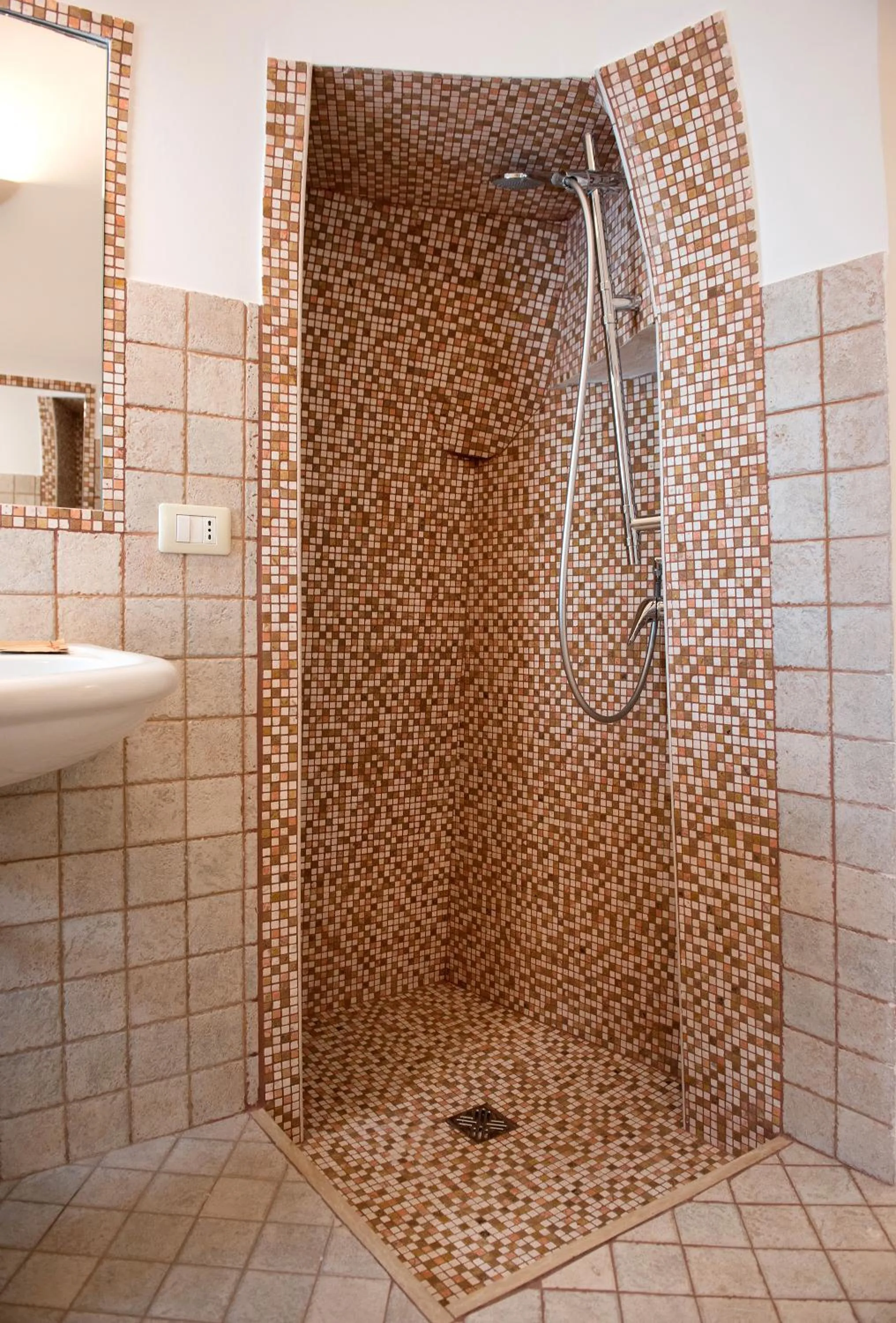 Shower in Trullo Giardino Fiorito