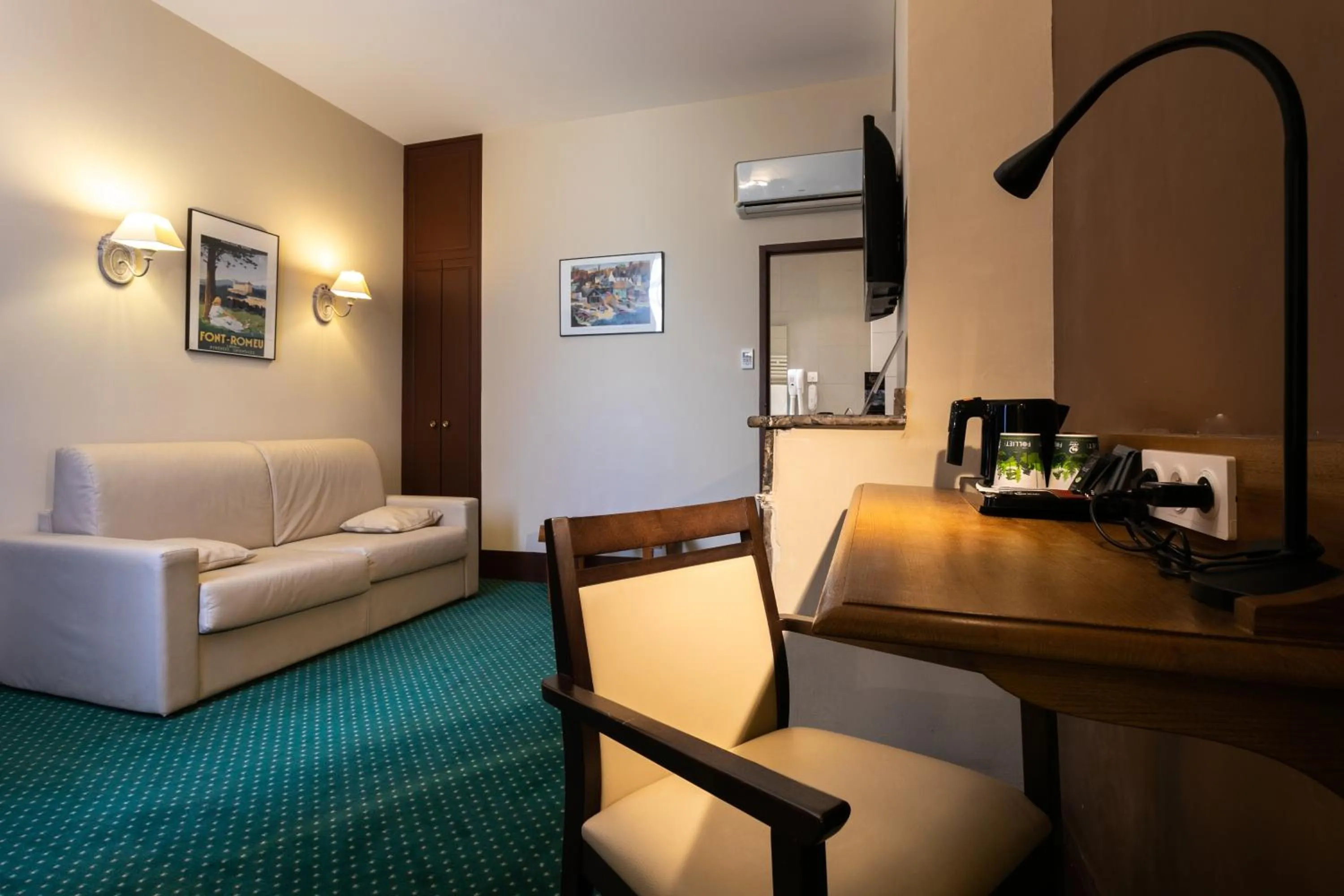 Coffee/tea facilities in Hôtel Héliot, Cosy Places by Charme & Caractère