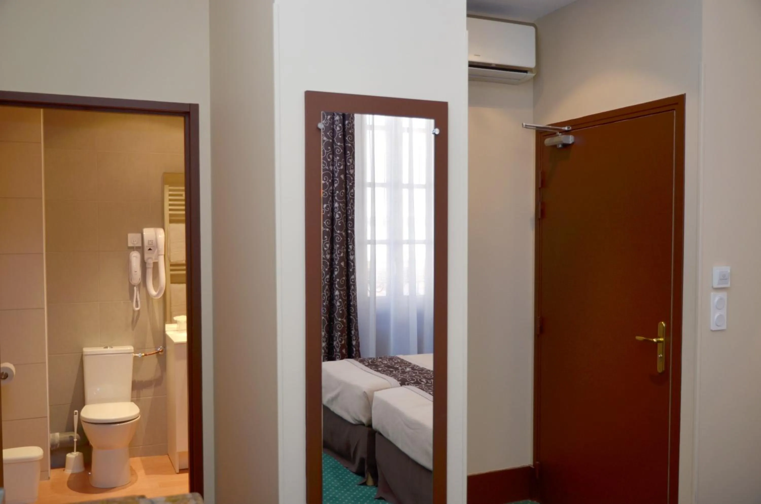 Photo of the whole room, Bed in Hôtel Héliot, Cosy Places by Charme & Caractère