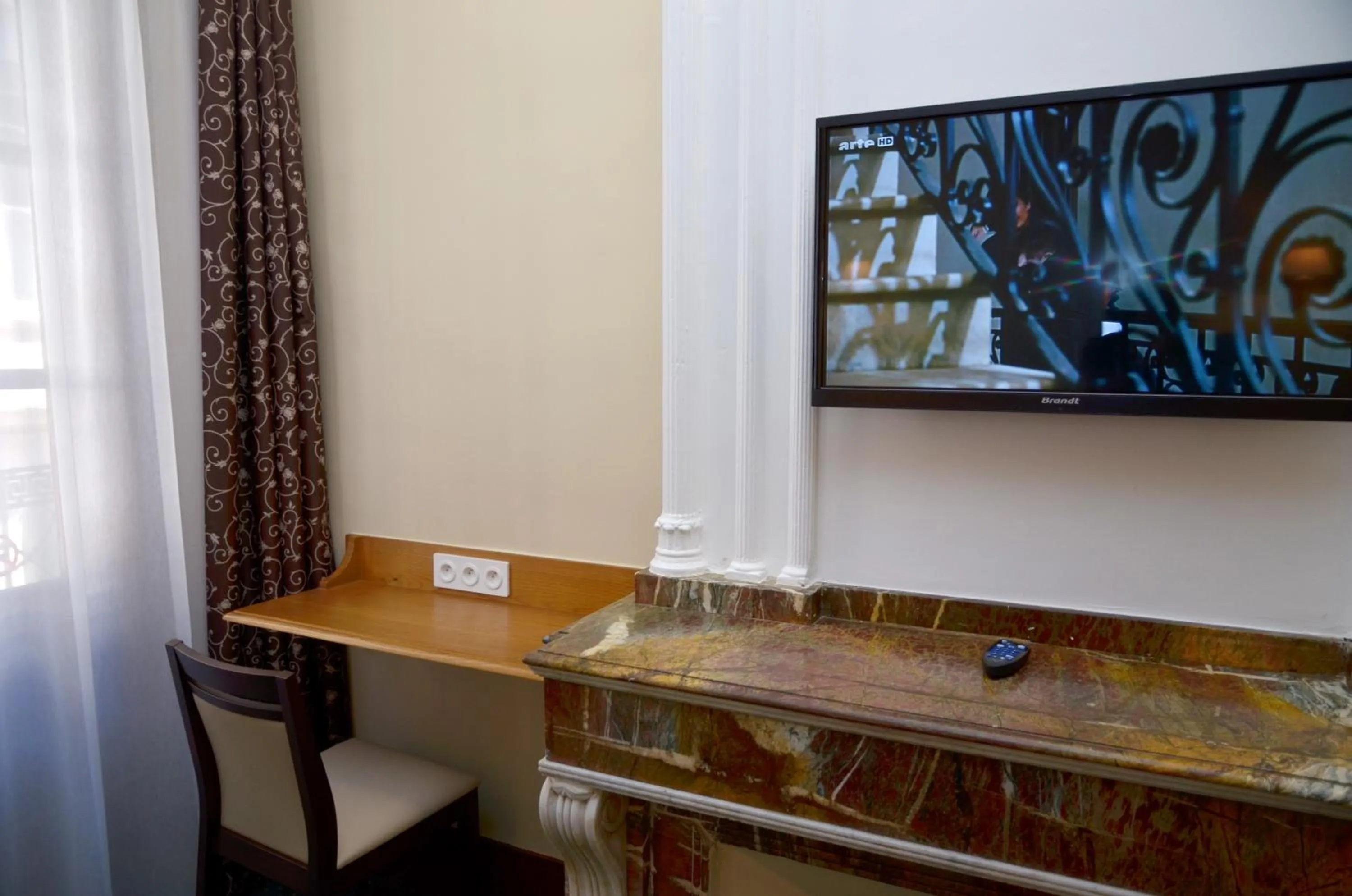 TV and multimedia in Hôtel Héliot, Cosy Places by Charme & Caractère