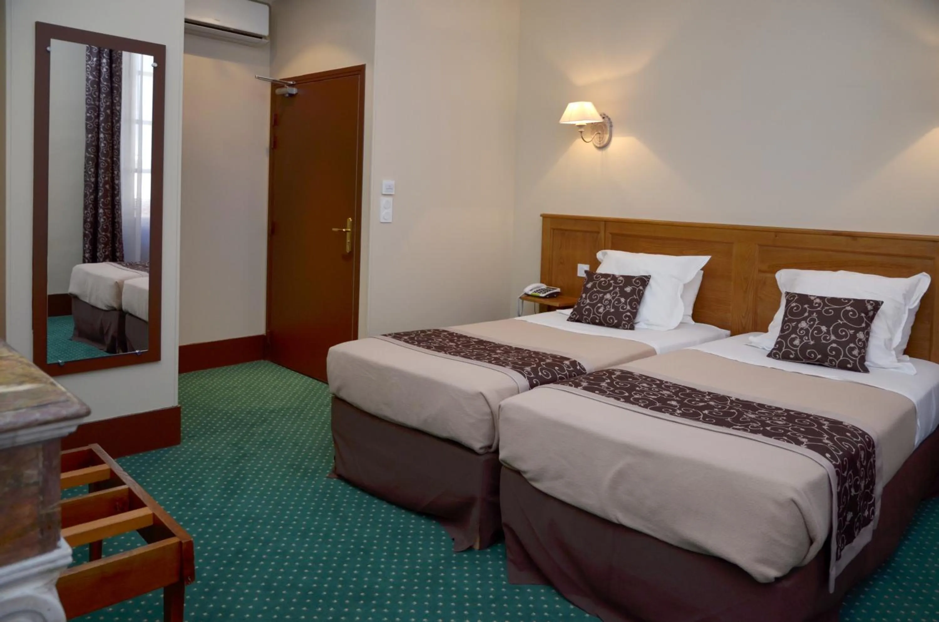 Photo of the whole room, Bed in Hôtel Héliot, Cosy Places by Charme & Caractère