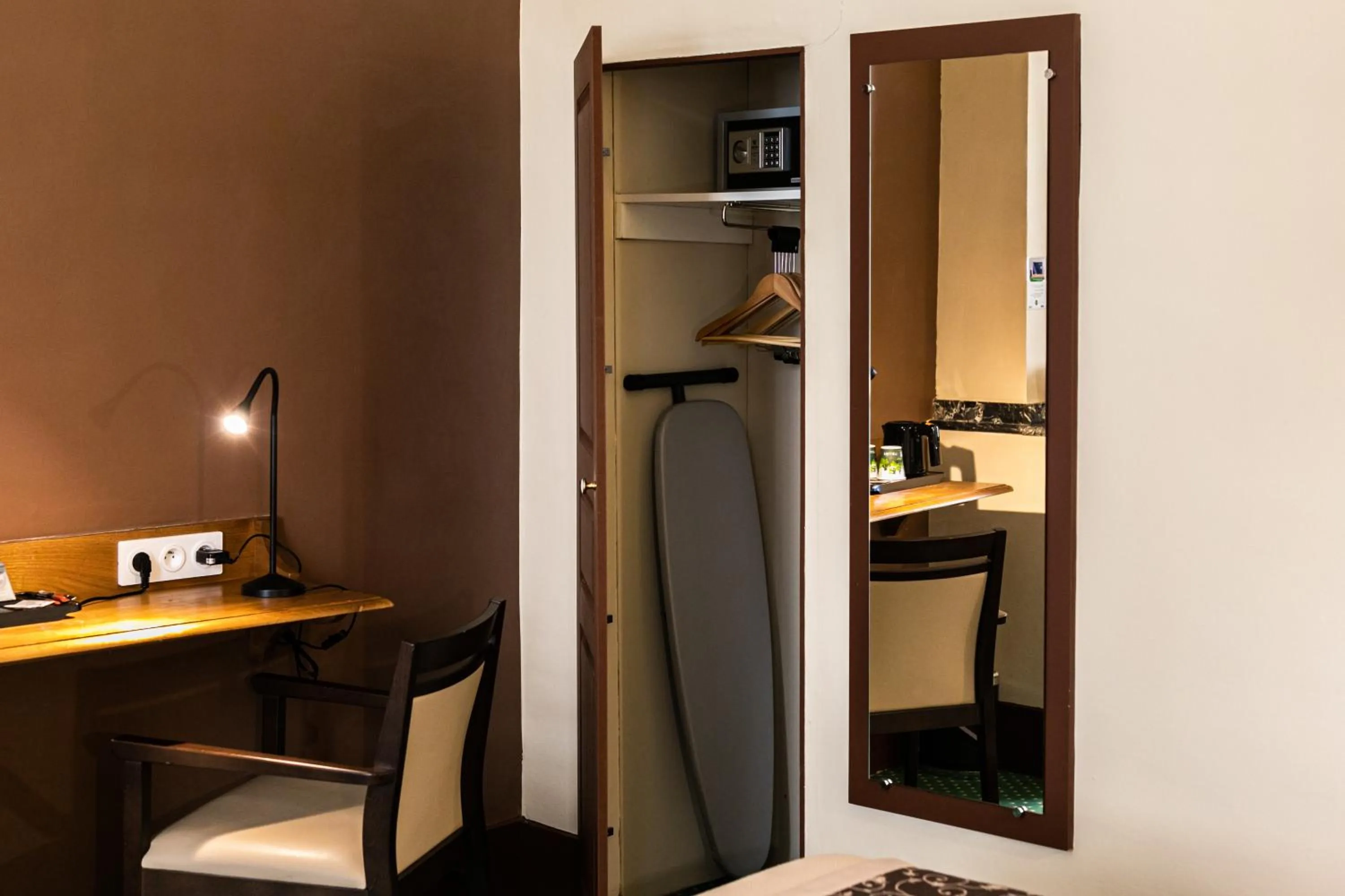 Coffee/tea facilities in Hôtel Héliot, Cosy Places by Charme & Caractère