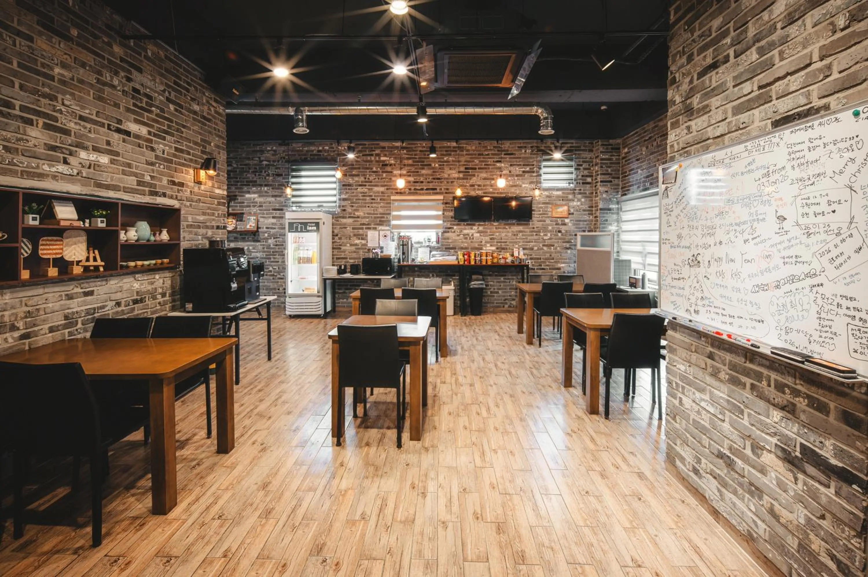 Restaurant/places to eat in Hotel Iam