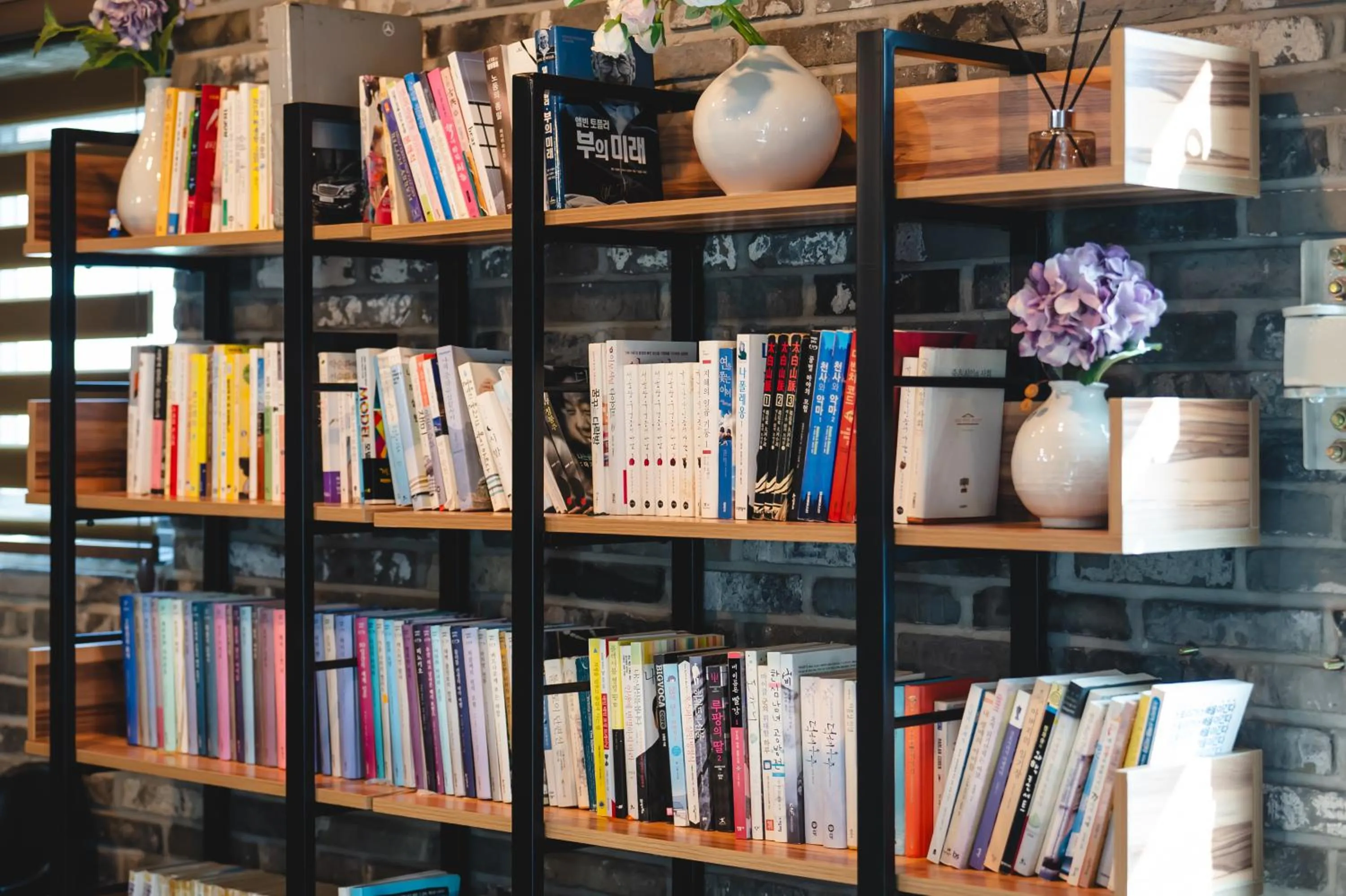 Library in Hotel Iam