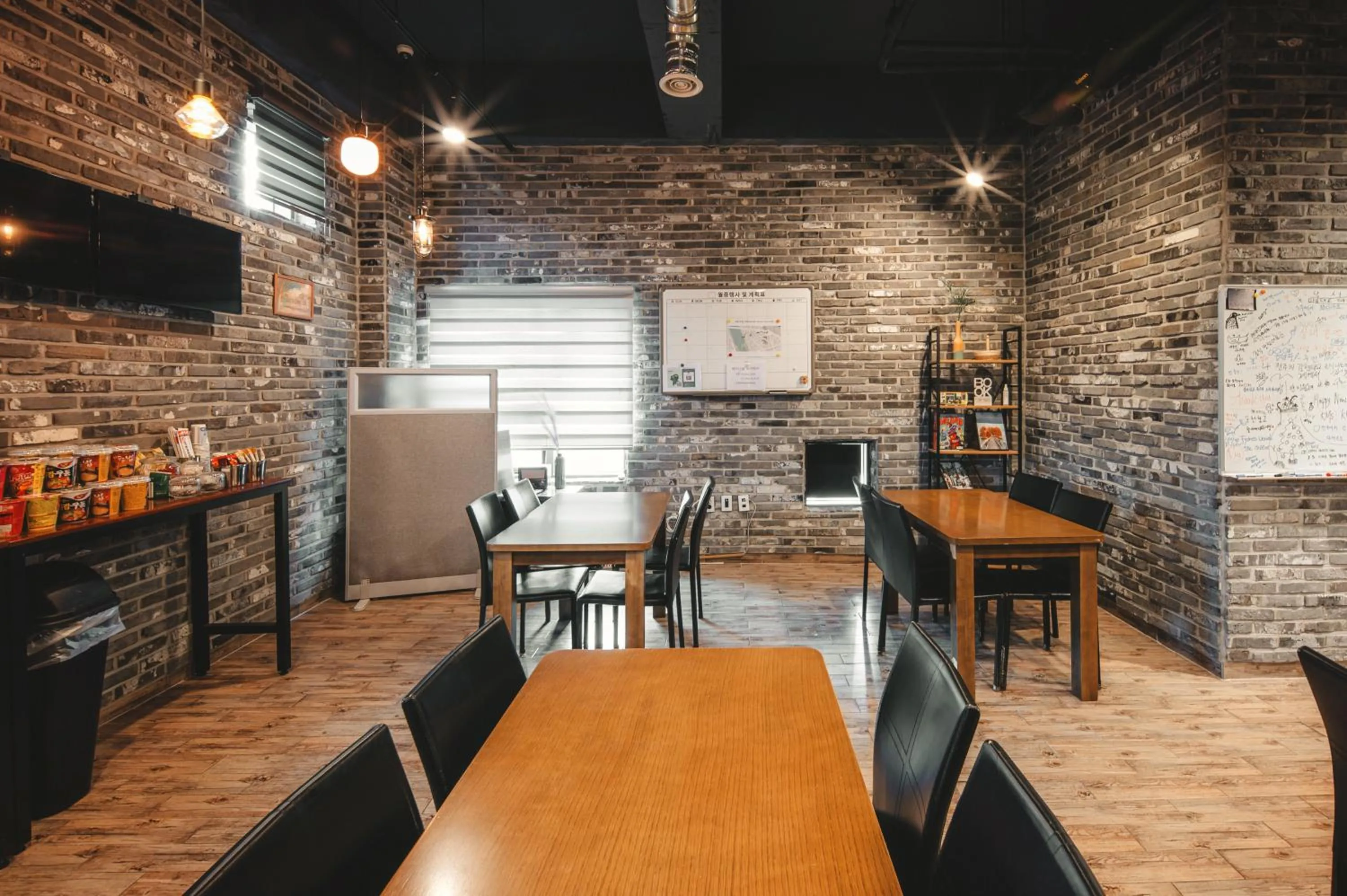 Restaurant/places to eat in Hotel Iam