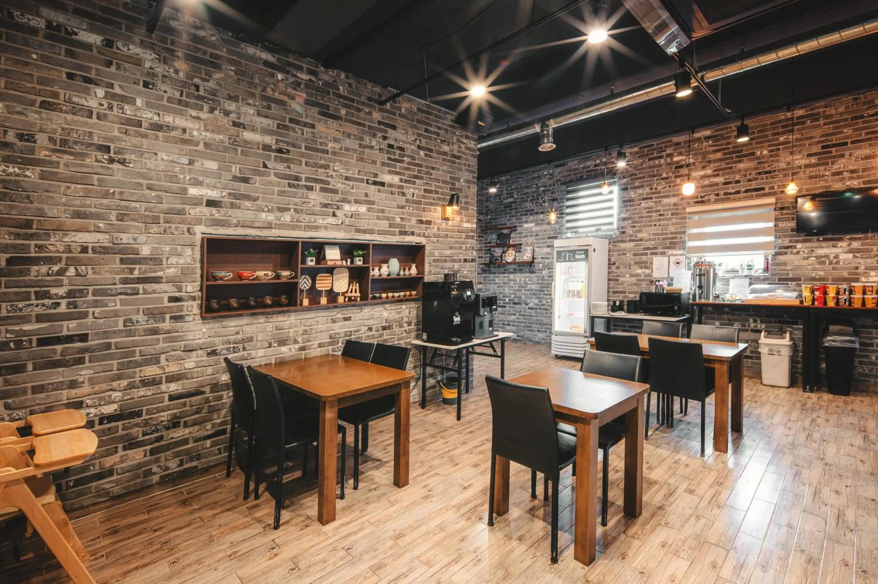 Restaurant/places to eat in Hotel Iam