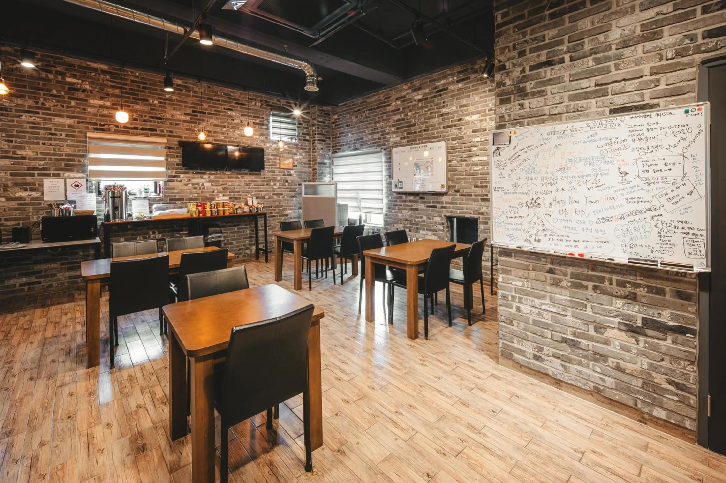 Restaurant/places to eat in Hotel Iam