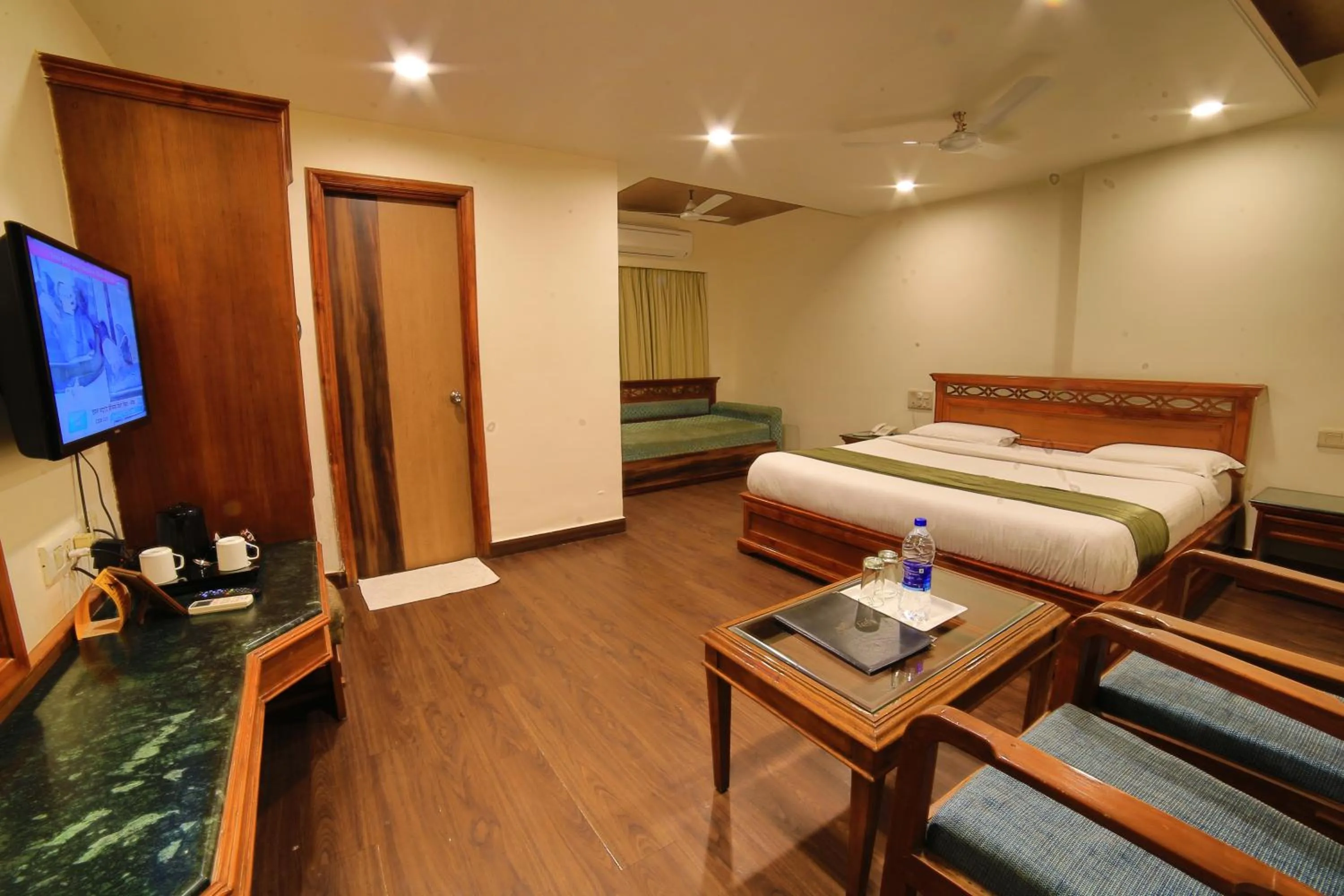 Photo of the whole room in Hotel Silver Oak